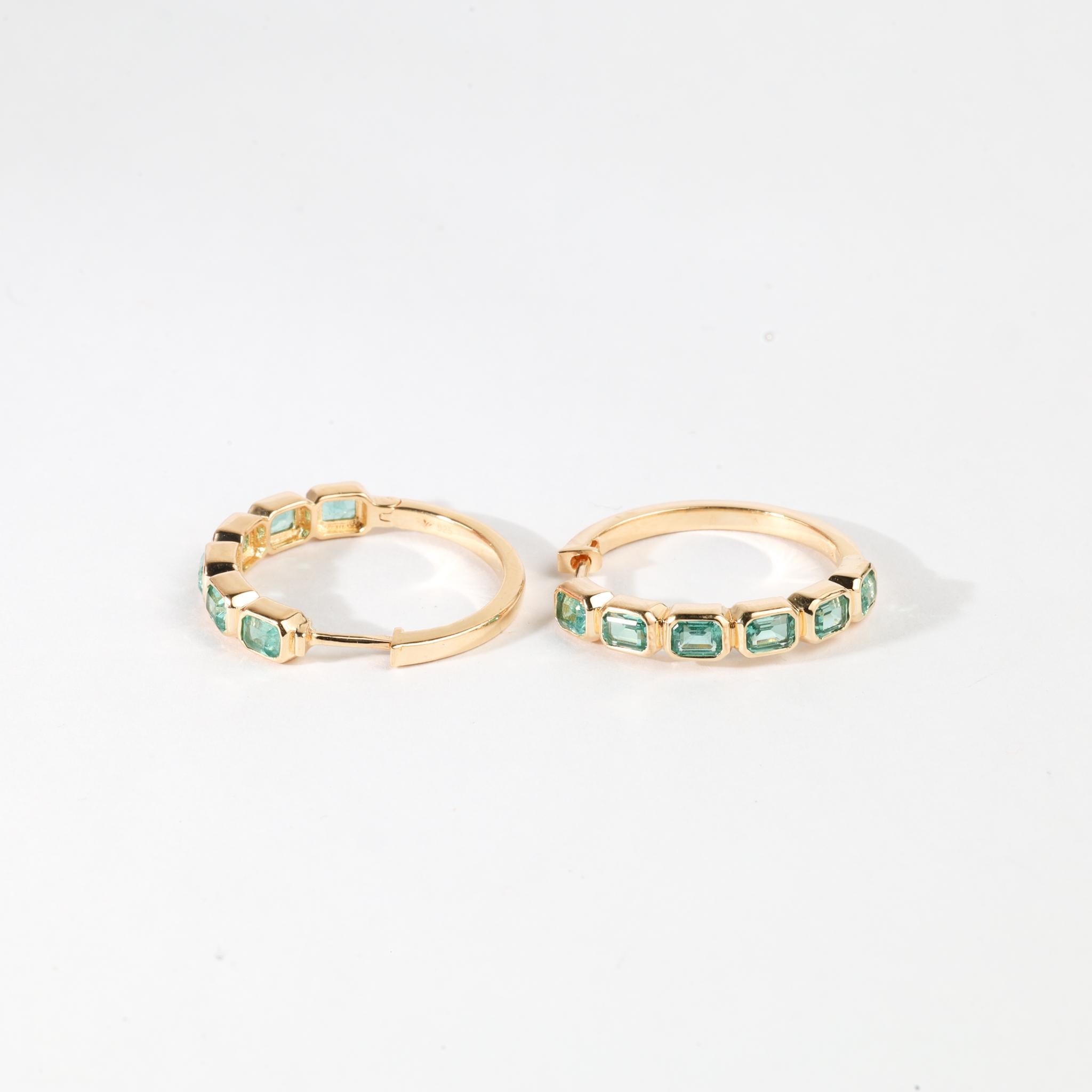 IGI-zertifizierte 4,40 Karat natürliche Smaragd-Ohrringe in 18K Gelbgold (Art déco) im Angebot