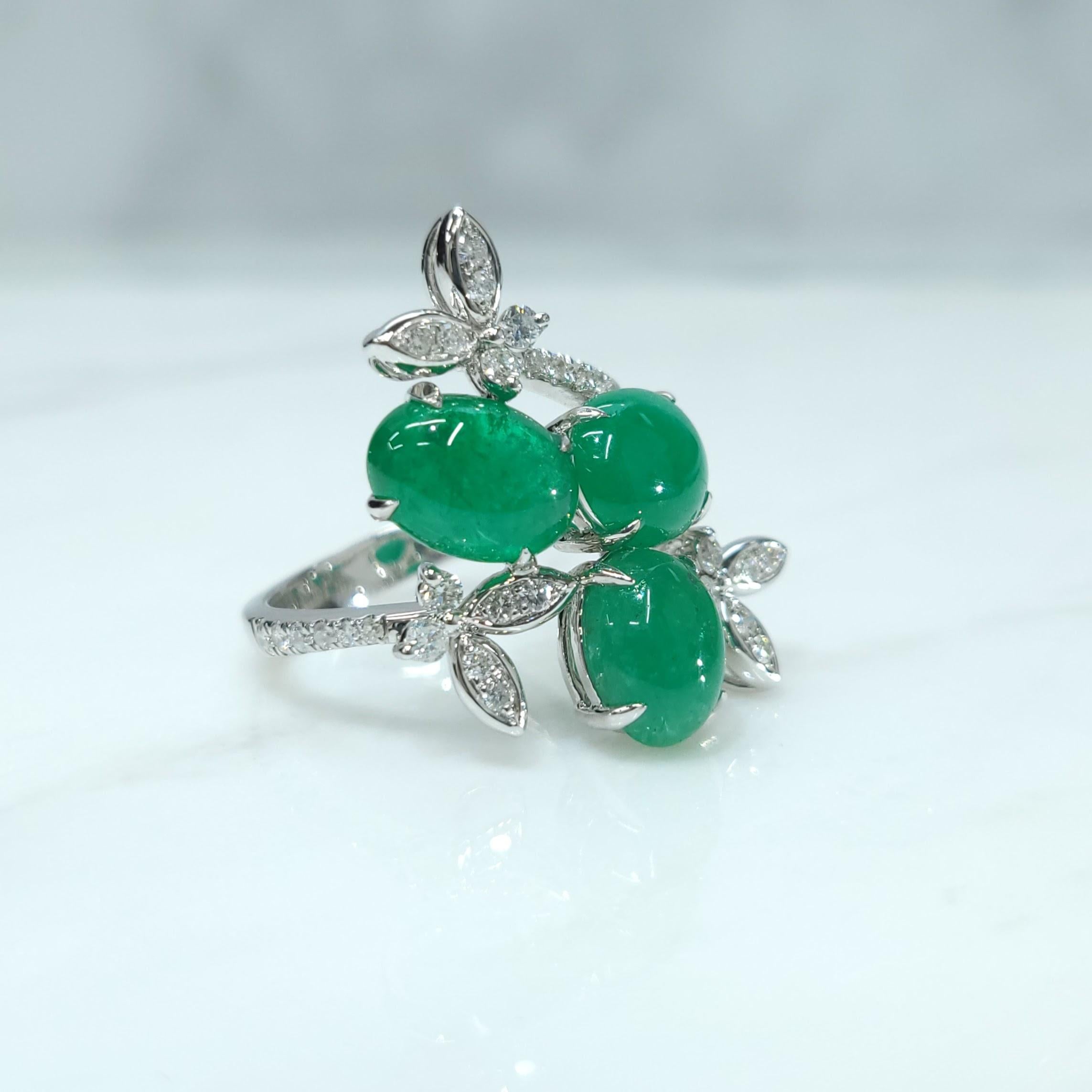 Ring aus 18 Karat Weißgold mit IGI-zertifiziertem 4,43 Karat Cabochon-Smaragd und Diamant (Moderne) im Angebot