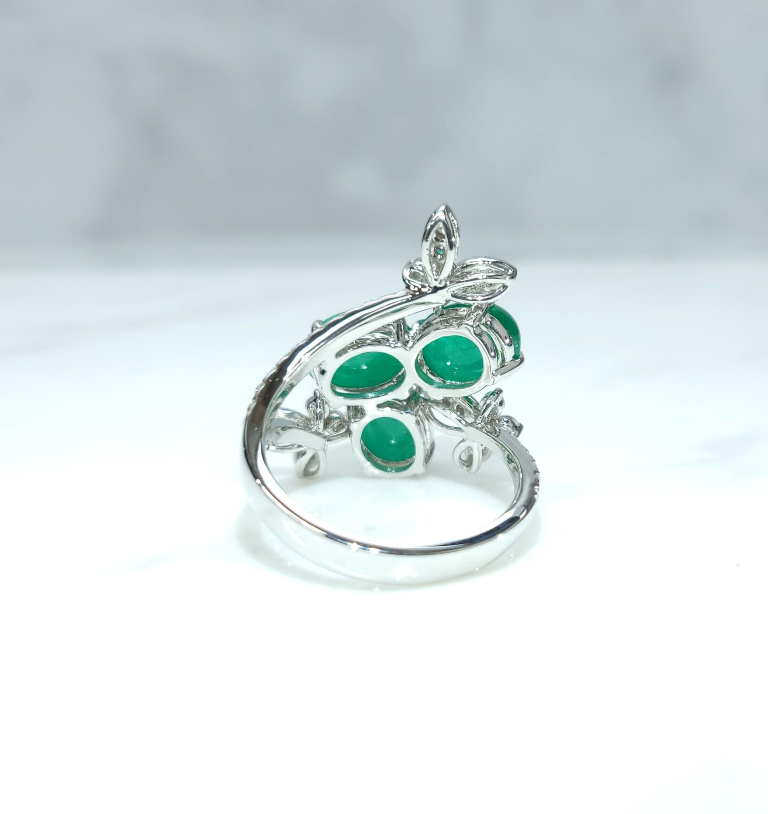 Ring aus 18 Karat Weißgold mit IGI-zertifiziertem 4,43 Karat Cabochon-Smaragd und Diamant Damen im Angebot