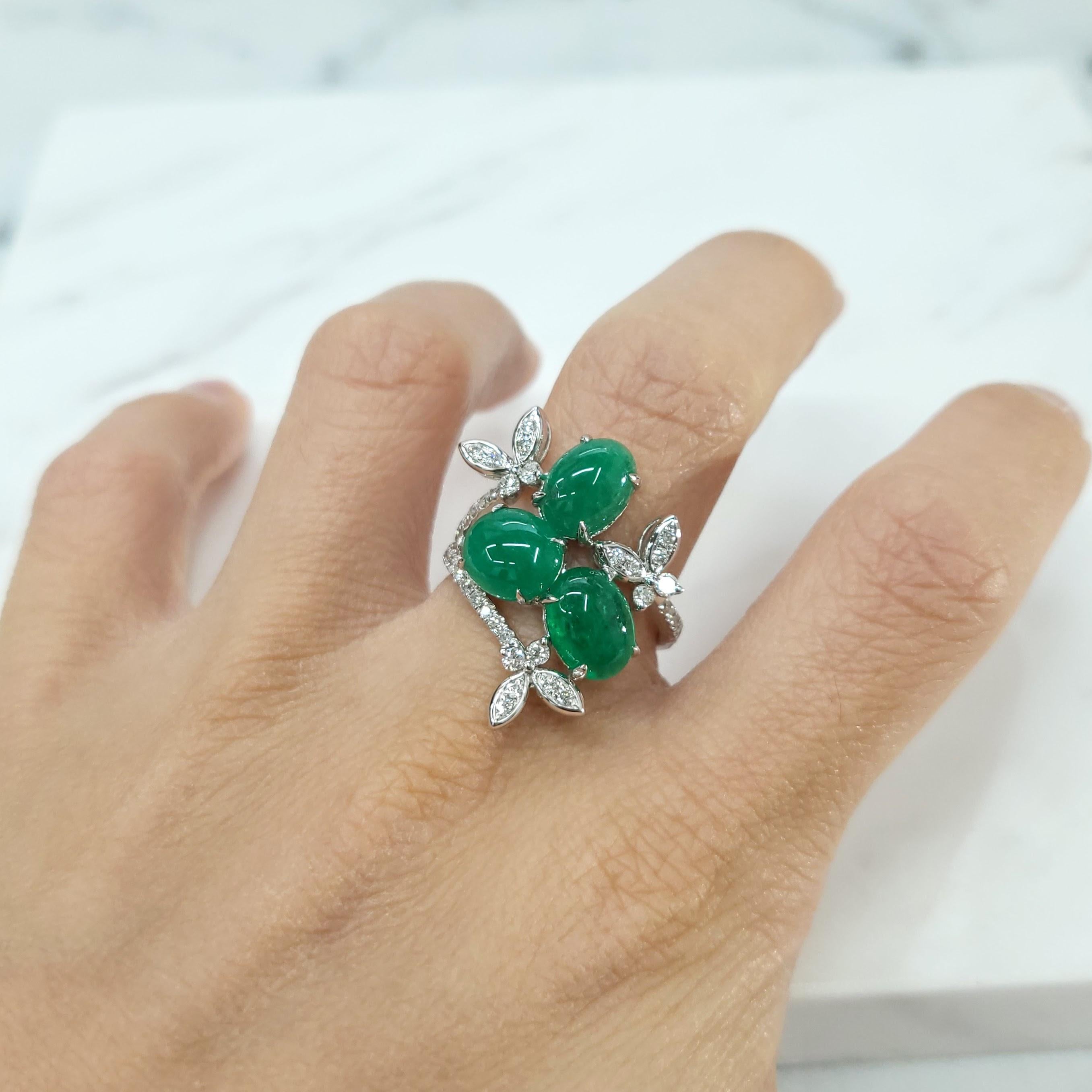 Ring aus 18 Karat Weißgold mit IGI-zertifiziertem 4,43 Karat Cabochon-Smaragd und Diamant im Angebot 1