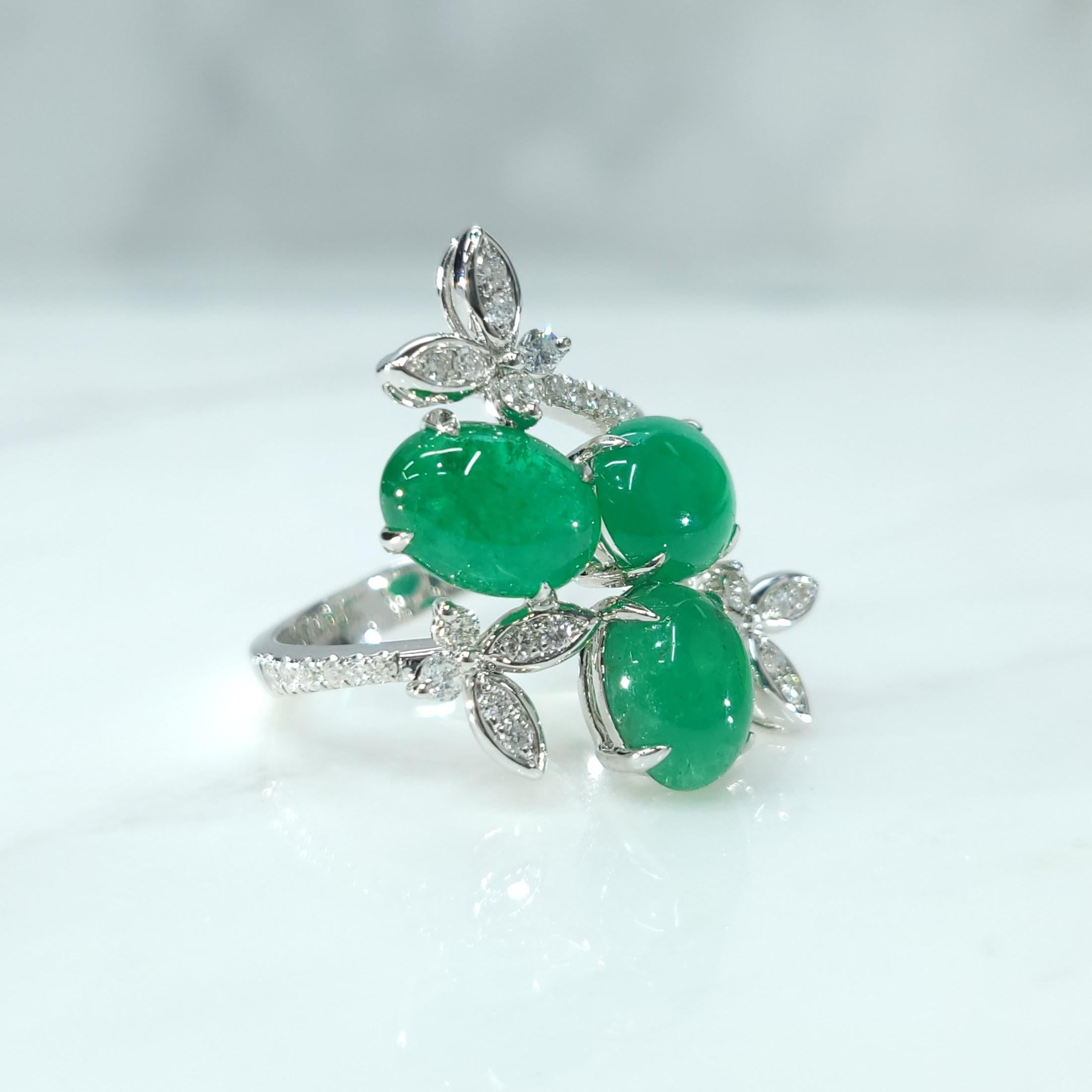Ring aus 18 Karat Weißgold mit IGI-zertifiziertem 4,43 Karat Cabochon-Smaragd und Diamant im Angebot 4