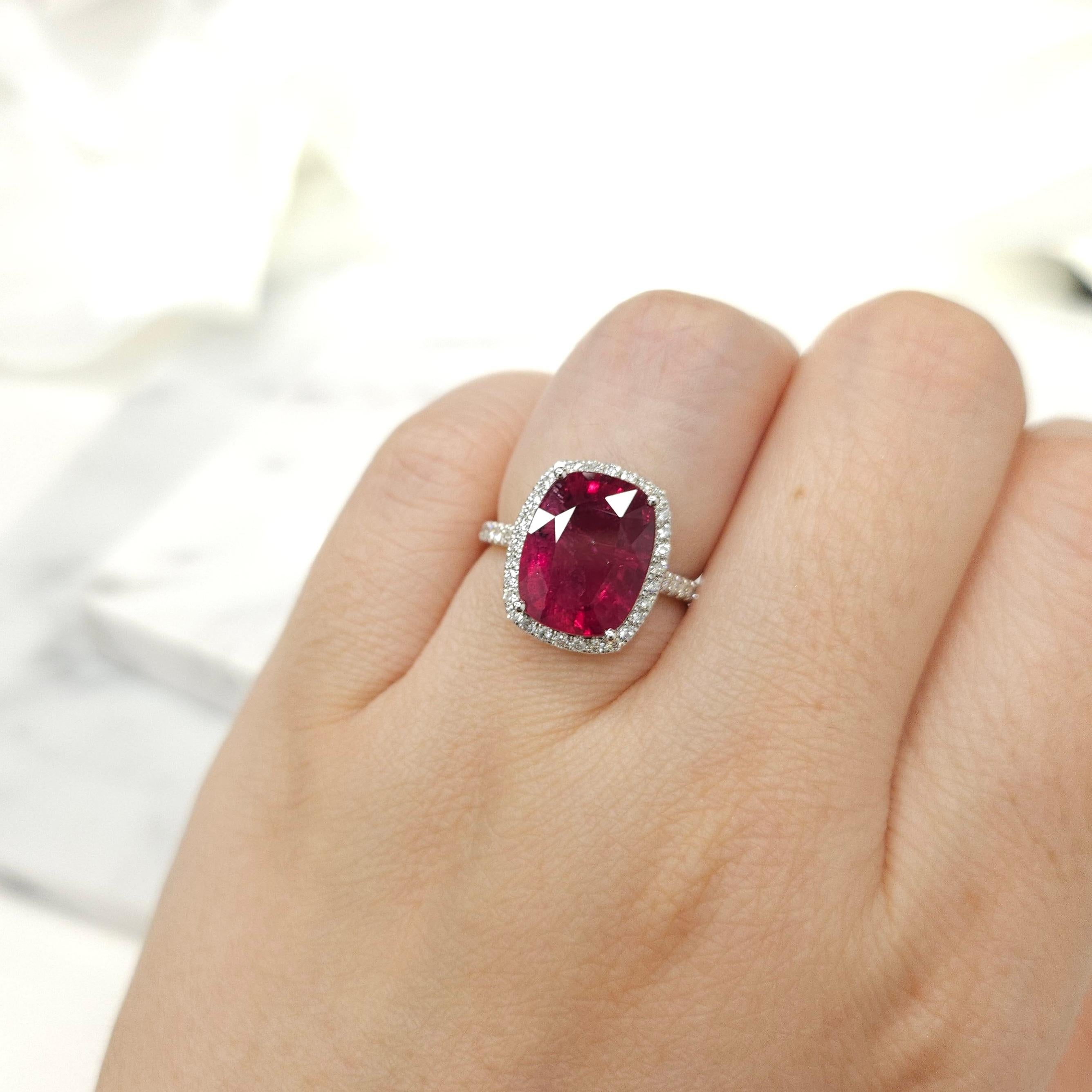 IGI Certified 4.56 Carat Tourmaline & Diamond Ring in 18K White Gold In New Condition For Sale In KOWLOON, HK