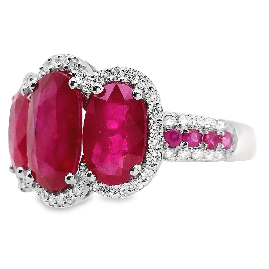 IGI Certified 4.57ct Natural Ruby and 0.36ct Diamonds 18k White Gold Ring In New Condition For Sale In Hong Kong, HK
