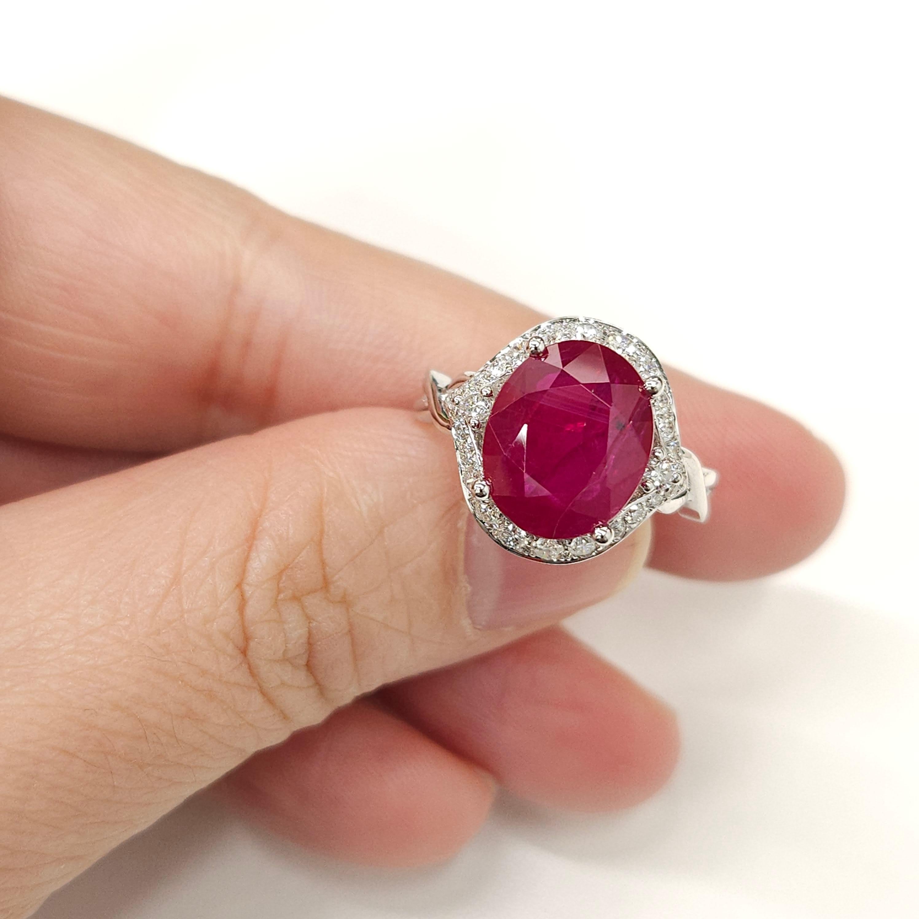 IGI Certified 4.59 Carat Burma Ruby & Diamond Ring in 18K White Gold In New Condition For Sale In KOWLOON, HK