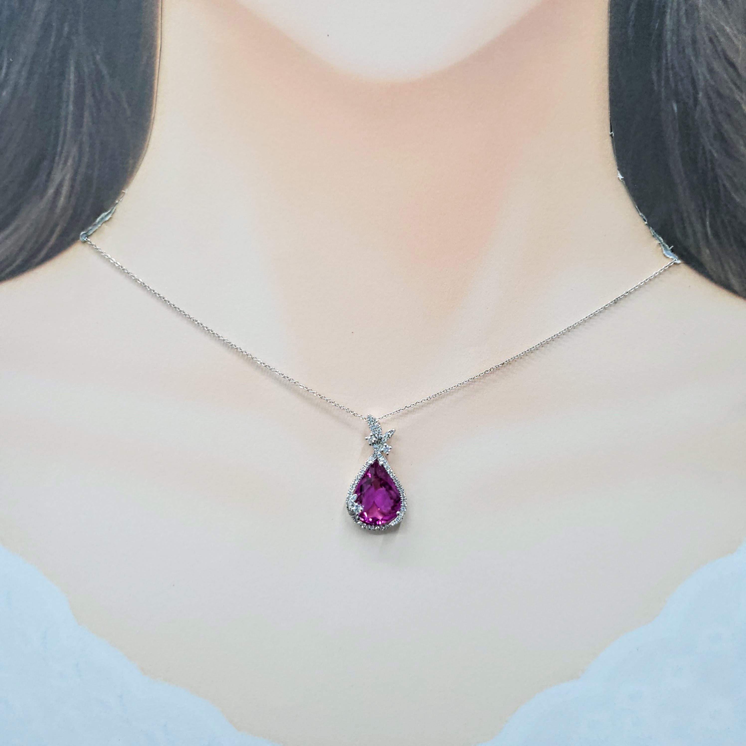 Ce pendentif captivant, délicatement réalisé en or blanc 18 carats, met en valeur une tourmaline naturelle époustouflante de 4,63 carats, d'une teinte rose pourpre intense. La tourmaline, taillée en forme de poire élégante, attire l'attention par sa