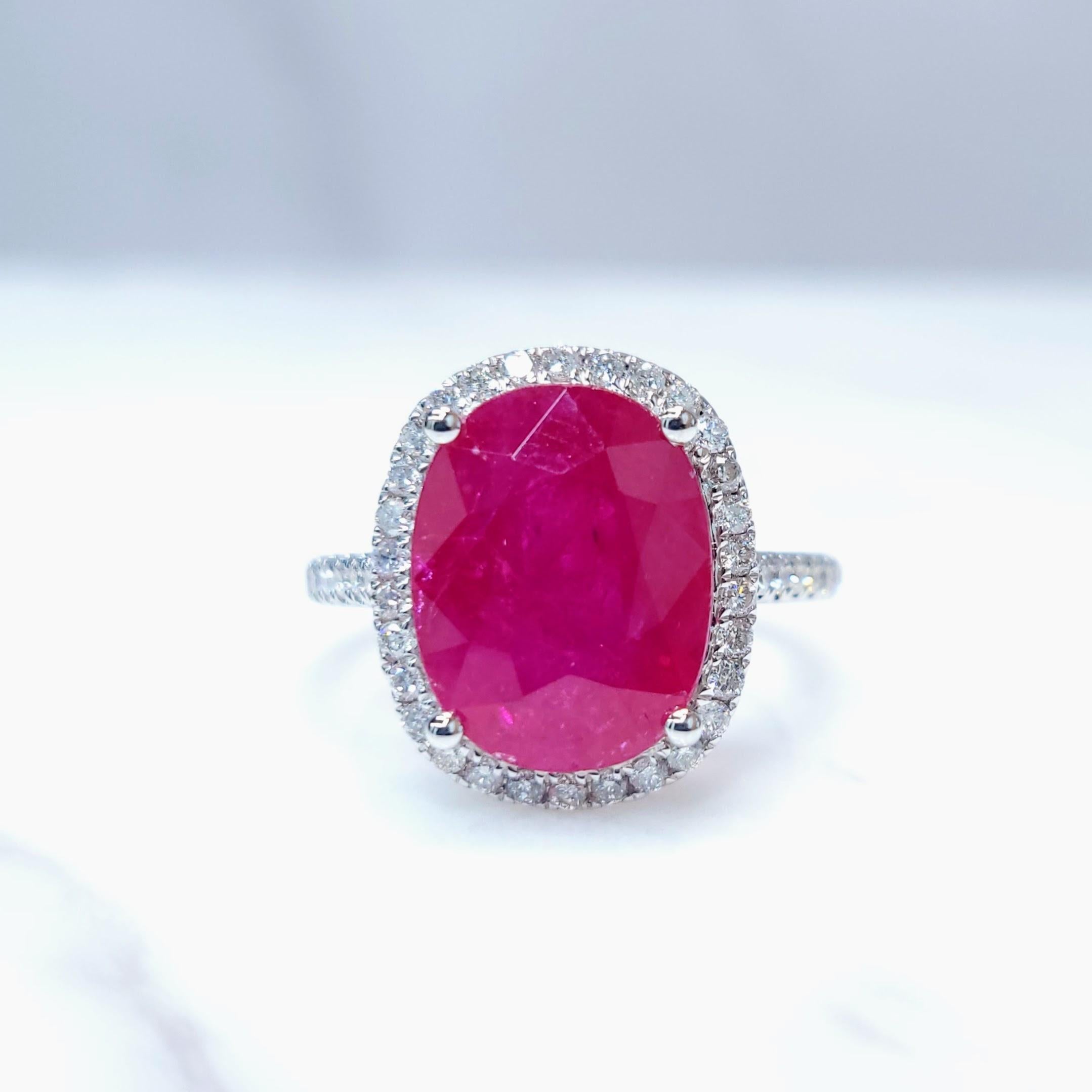 Este exquisito anillo incluye un impresionante rubí de Birmania de talla ovalada, con un peso considerable de 4.76 quilates. El rubí es famoso por su vibrante color rojo, distintivo de los rubíes birmanos. Está rodeado por un halo de brillantes
