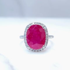 Anello con rubino di Birmania e diamanti certificato IGI da 4,76 carati in oro bianco 18 carati