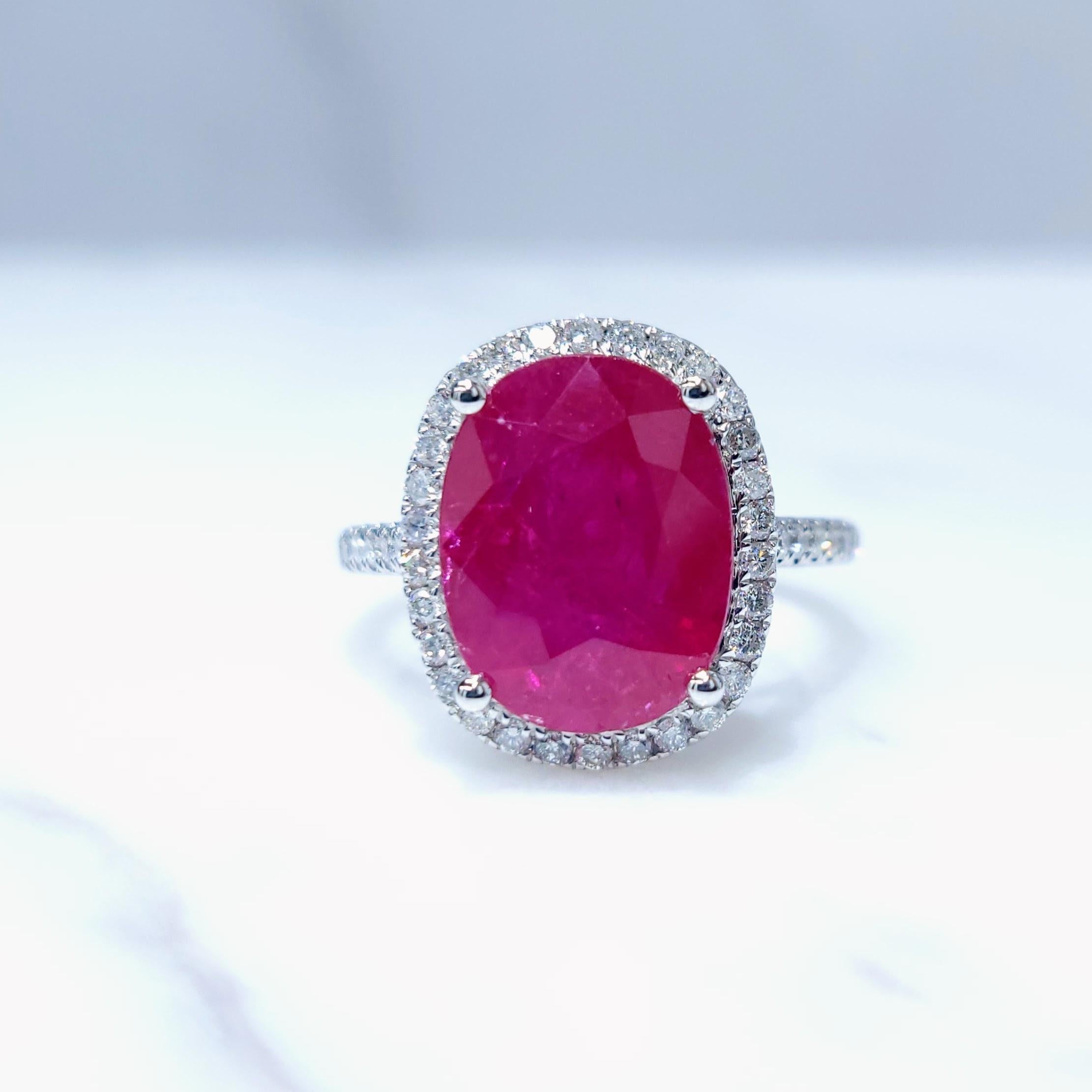 Anillo de oro blanco de 18 quilates con rubí de Birmania y diamantes de 4,76 quilates con certificado IGI Corte oval en venta