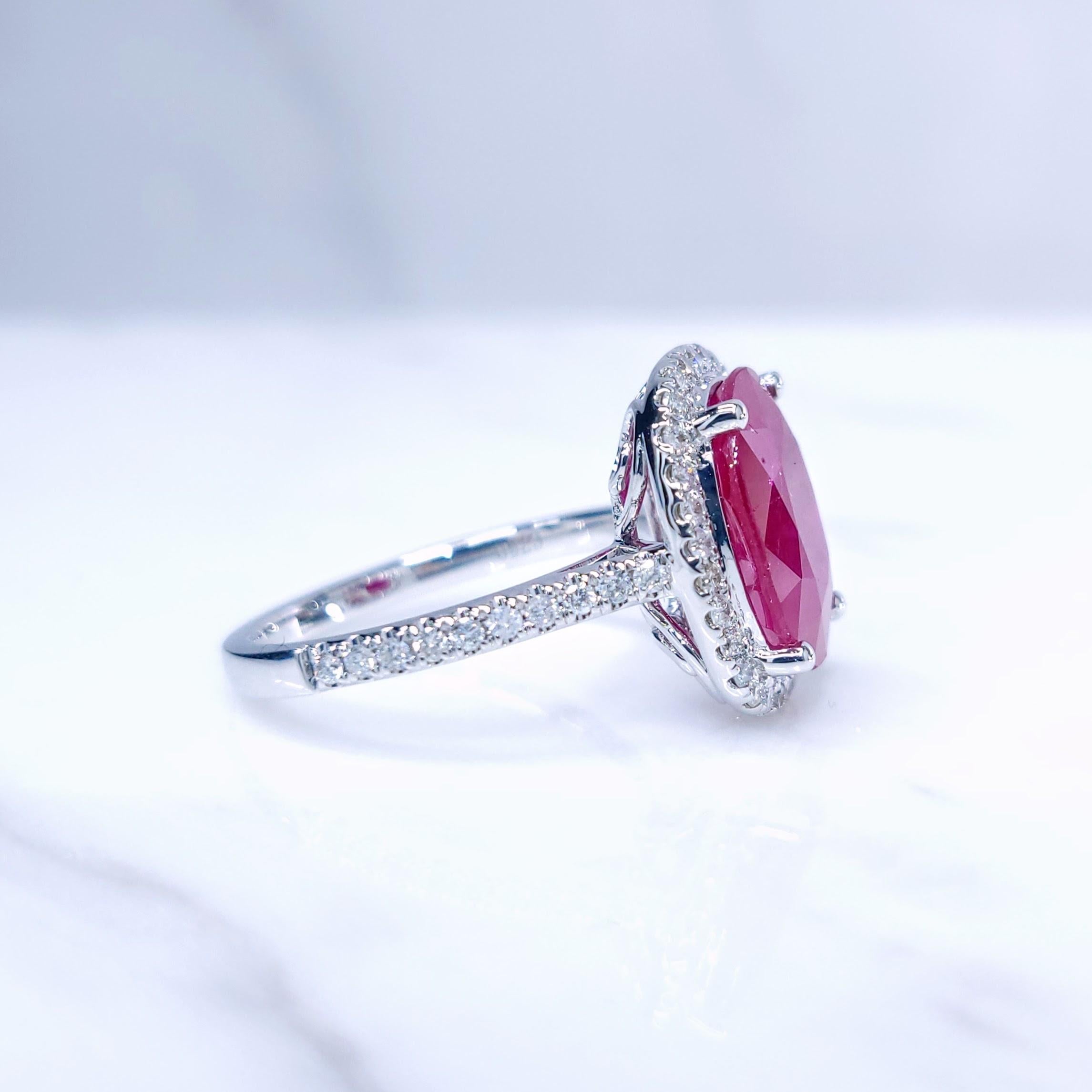 Anillo de oro blanco de 18 quilates con rubí de Birmania y diamantes de 4,76 quilates con certificado IGI en venta 1