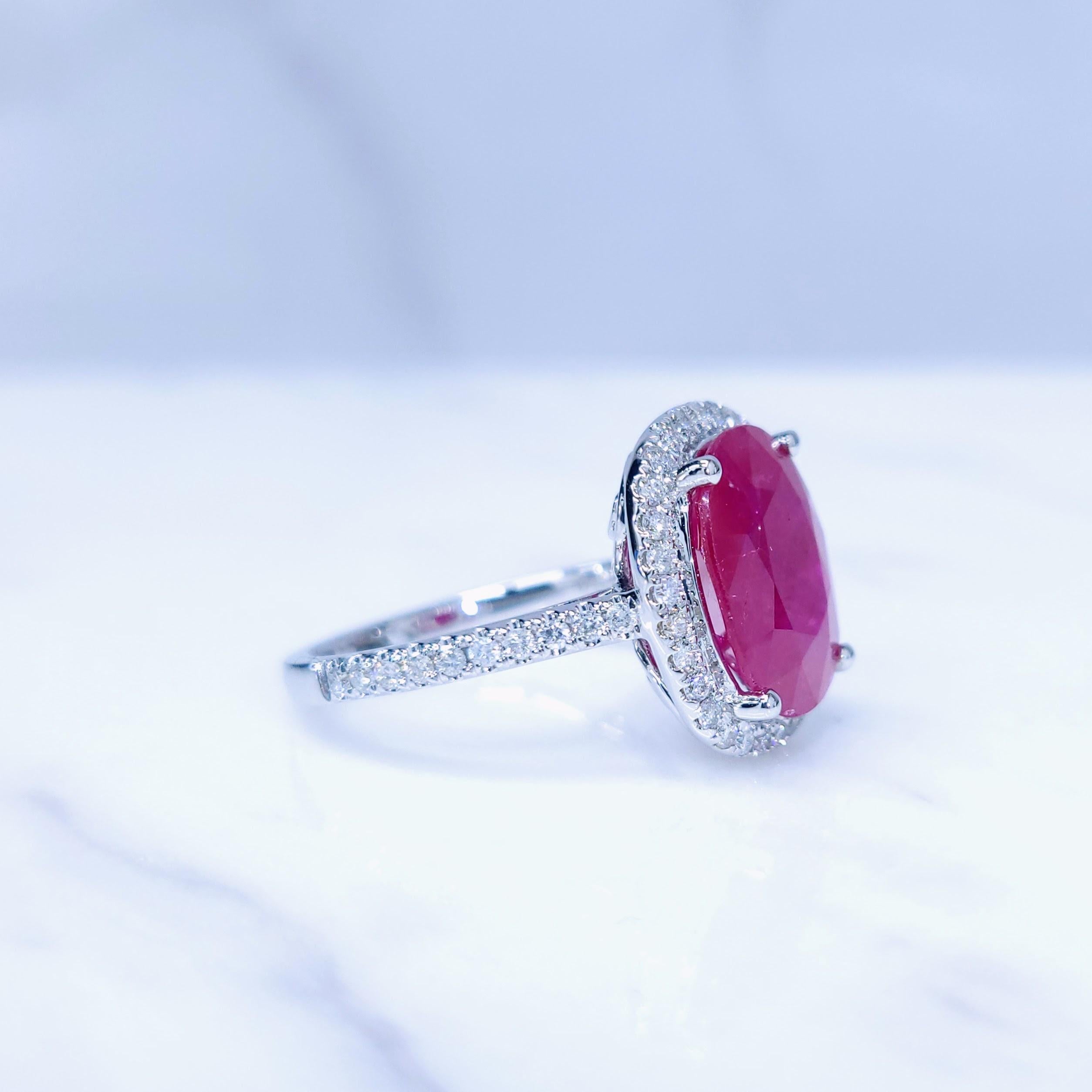 Anillo de oro blanco de 18 quilates con rubí de Birmania y diamantes de 4,76 quilates con certificado IGI en venta 2