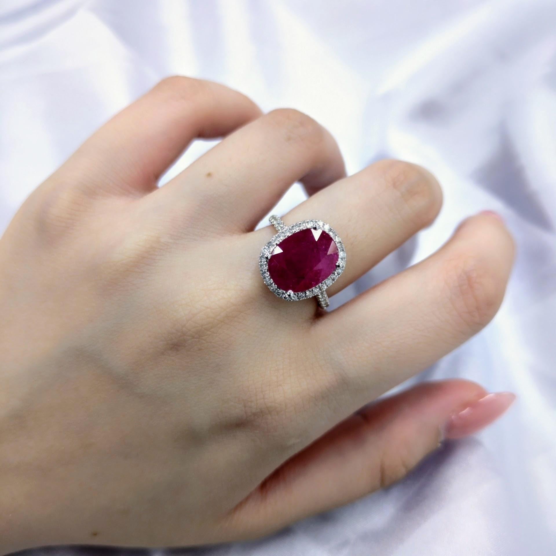 Anillo de oro blanco de 18 quilates con rubí de Birmania y diamantes de 4,76 quilates con certificado IGI Moderno en venta