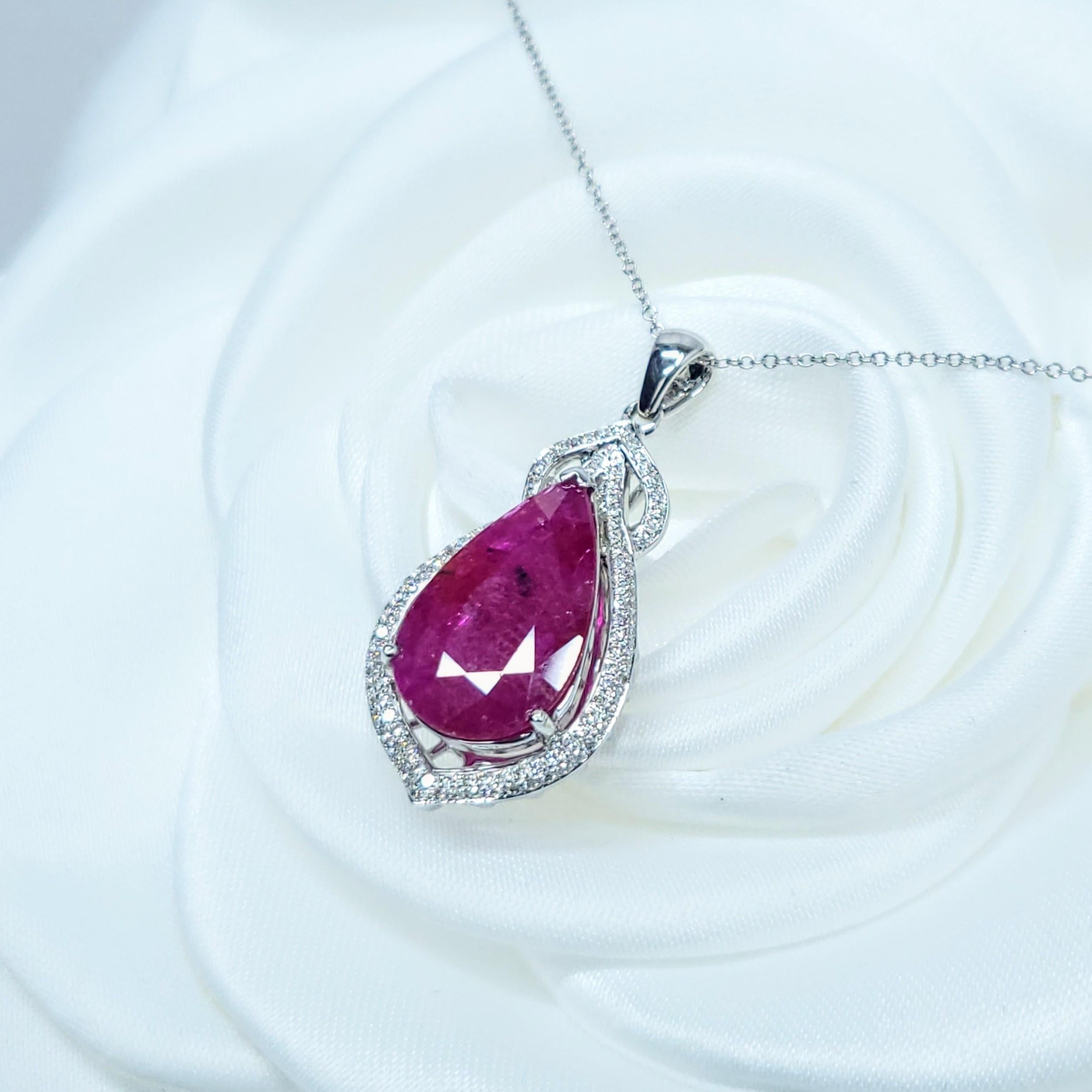 IGI-zertifizierter 4,78 Karat Rubin- und Diamant-Anhänger aus 18 Karat Weißgold im Zustand „Neu“ im Angebot in KOWLOON, HK