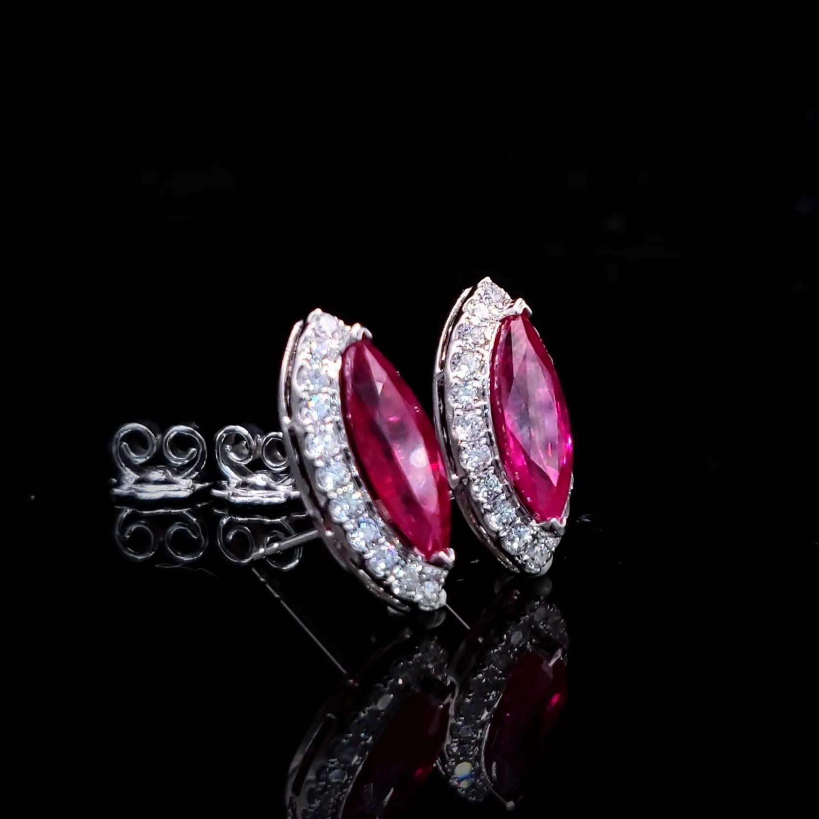 Boucles d'oreilles en or blanc 18 carats certifiées IGI avec rubis de Birmanie et diamants de 4,84 carats en vente 5