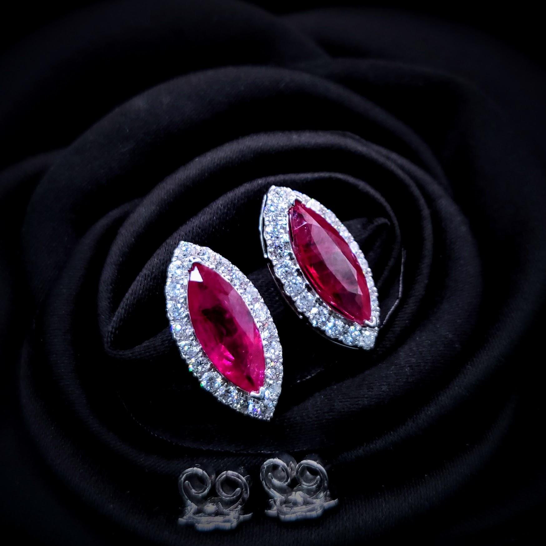 Boucles d'oreilles en or blanc 18 carats certifiées IGI avec rubis de Birmanie et diamants de 4,84 carats Neuf - En vente à KOWLOON, HK