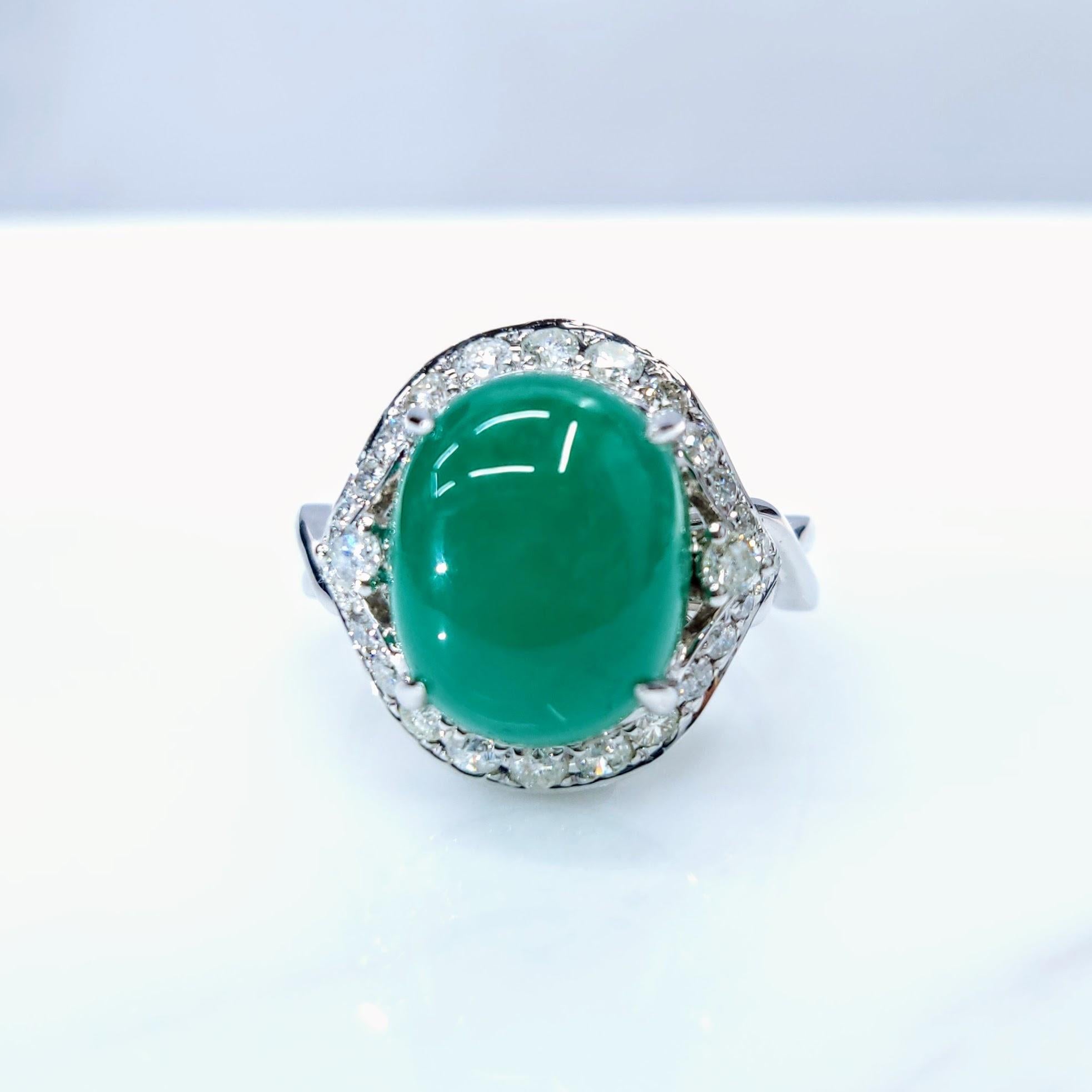 IGI certified 4.85 Carat Colombian Emerald & 0.44 Carat Diamond Ring In New Condition For Sale In KOWLOON, HK