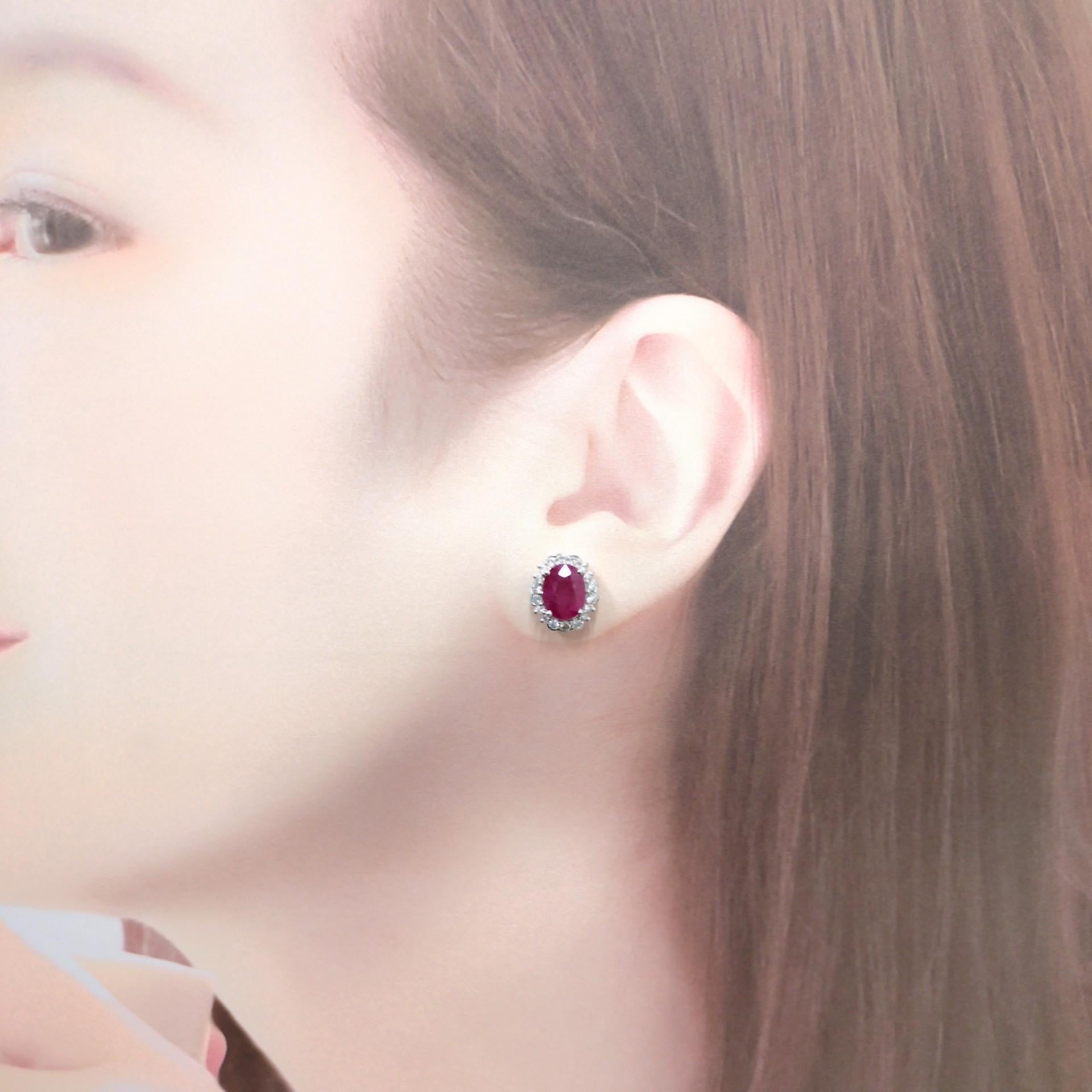 Voici une paire captivante de boucles d'oreilles en or blanc 18 carats, chacune mettant en valeur un superbe rubis taillé en ovale d'un poids combiné de 4,89 carats. Il ne s'agit pas de n'importe quel rubis ; leur teinte rouge violacé intense dégage