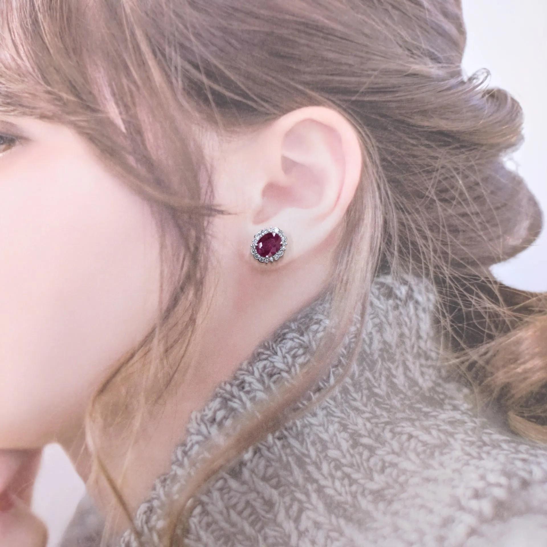 Taille ovale Boucles d'oreilles en or blanc 18 carats avec rubis et diamants certifiés IGI de 4,89ct en vente