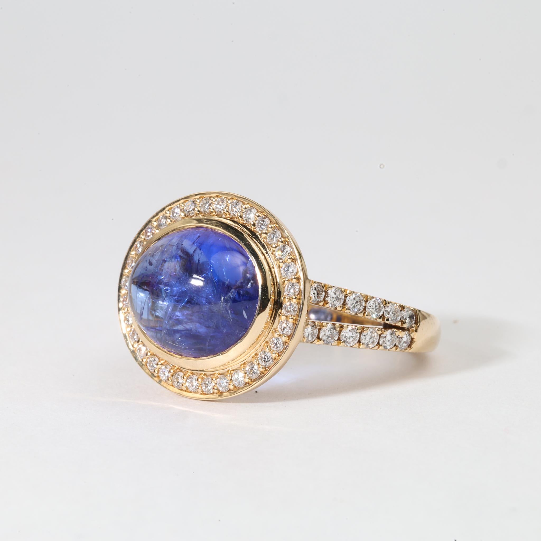 💎 Produktbeschreibung:
Ein Fest der Seltenheit, der Farbe und der Handwerkskunst - dieser außergewöhnliche 4,8-karätige Cabochon-Tansanit-Ring mit natürlichem Oval-Schliff strahlt ein jenseitiges Glühen aus. Der faszinierende Tansanit im