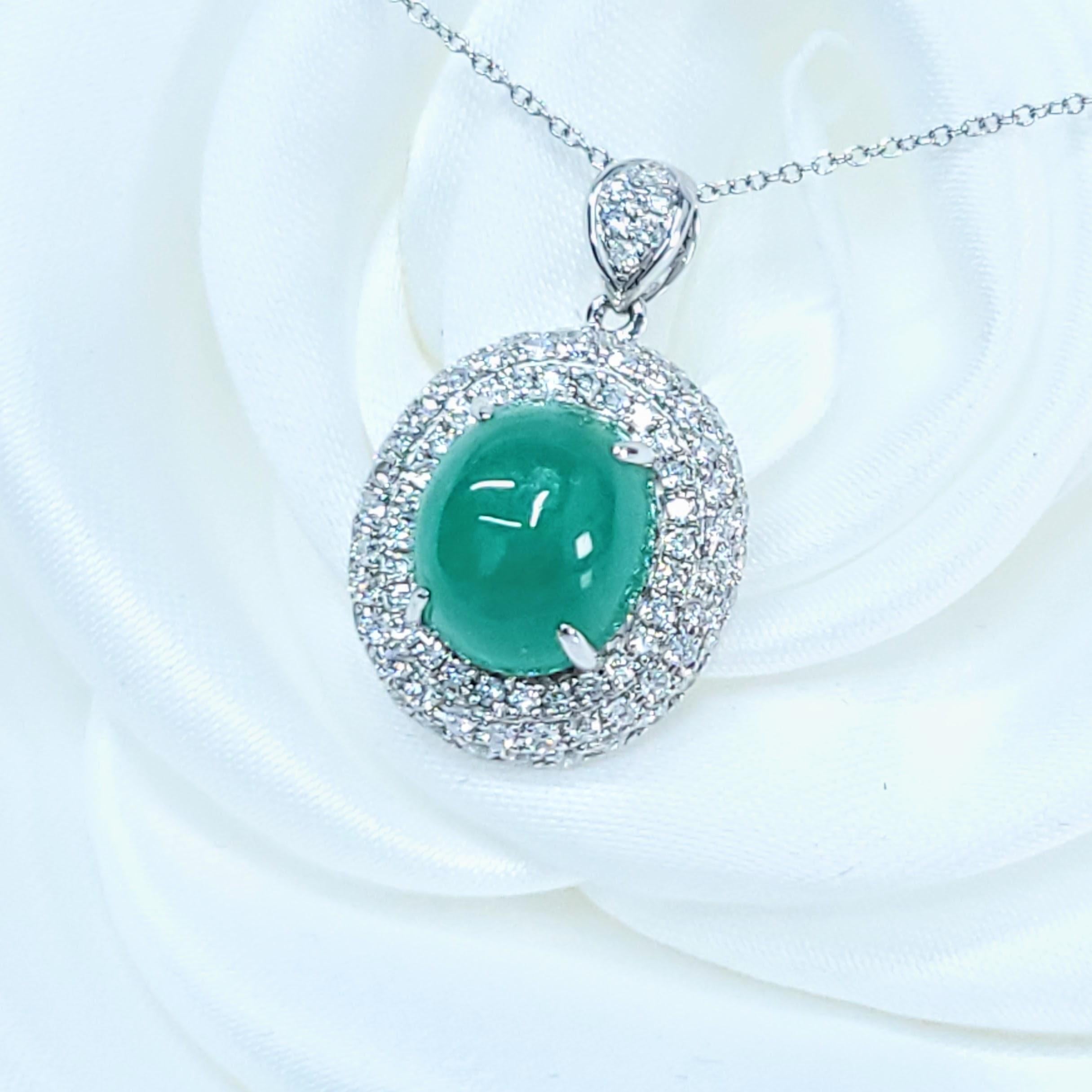 Entdecken Sie die fesselnde Anziehungskraft dieses exquisiten Anhängers, der einen atemberaubenden natürlichen Smaragd von 4,97 Karat zur Schau stellt. Die elegante ovale Form unterstreicht auf wunderbare Weise den satten und lebendigen, intensiv