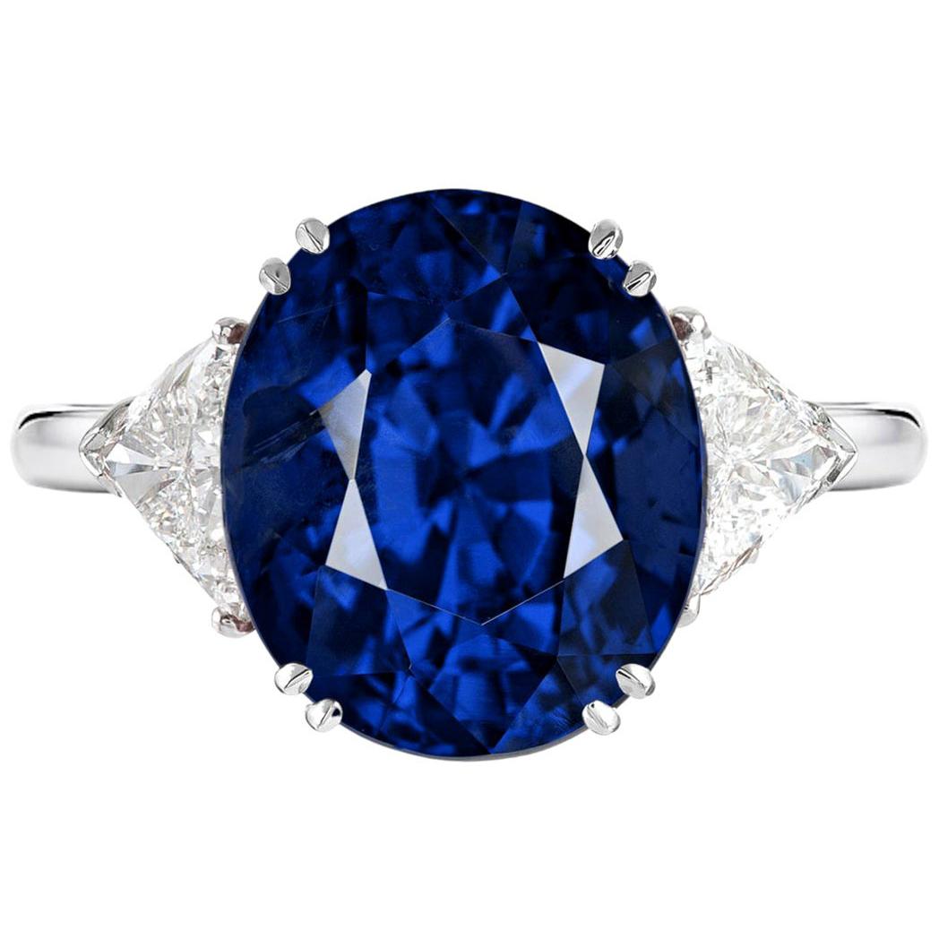 Certifié IGI, 5 carats  BURMESE, bague saphir bleu ovale et diamant en vente