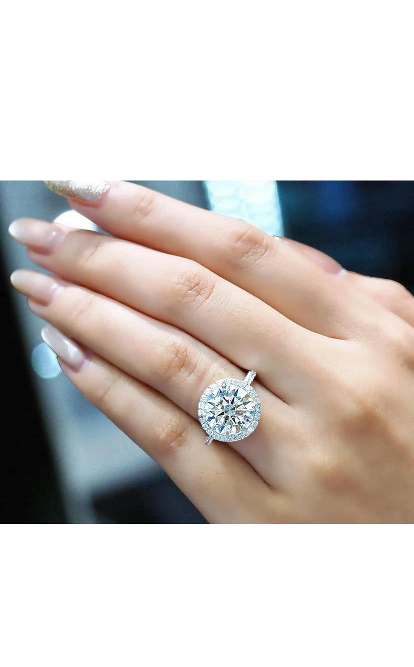 Ein exquisiter Diamant-Solitärring in zeitgenössischem Design, so elegant und raffiniert.
Erhöhen Sie Ihre zeitlose Schönheit und verleihen Sie Ihrem Look einen Hauch von Raffinesse.
Atemberaubende Solitär-Ring in 18k Gold mit einem glänzenden GIA