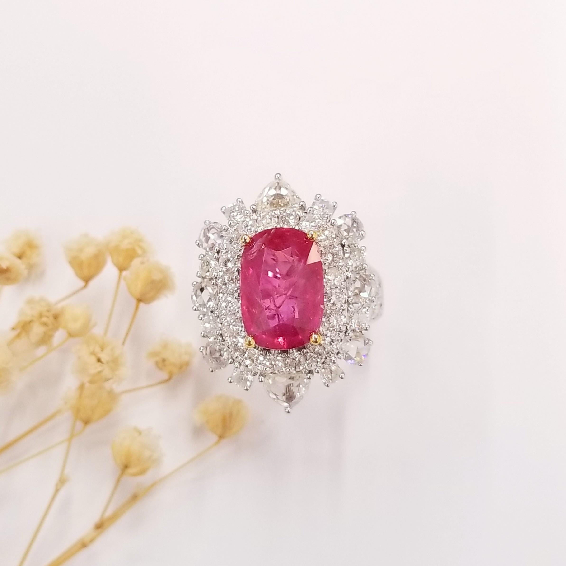 Dieser exquisite Ring zeigt die seltene Schönheit eines burmesischen Rubins, der von einer Reihe sorgfältig geschliffener Diamanten begleitet wird. Mit seiner IGI-Berichtsnummer #26J3753922 garantiert dieser Ring außergewöhnliche Qualität und