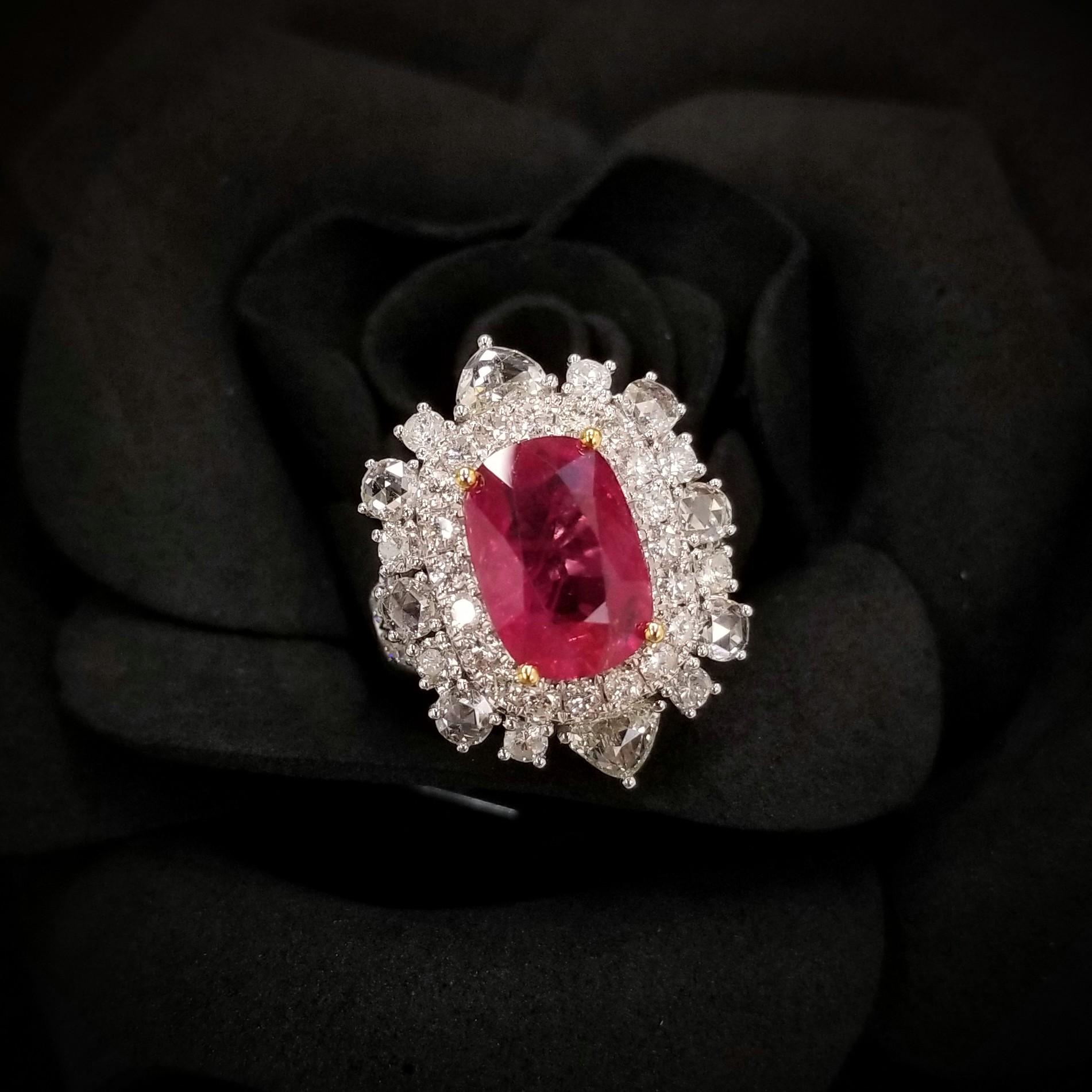 IGI-zertifiziert 5.04 Karat  Burma Rubin & Diamant Ring in 18K Gold im Zustand „Neu“ in KOWLOON, HK