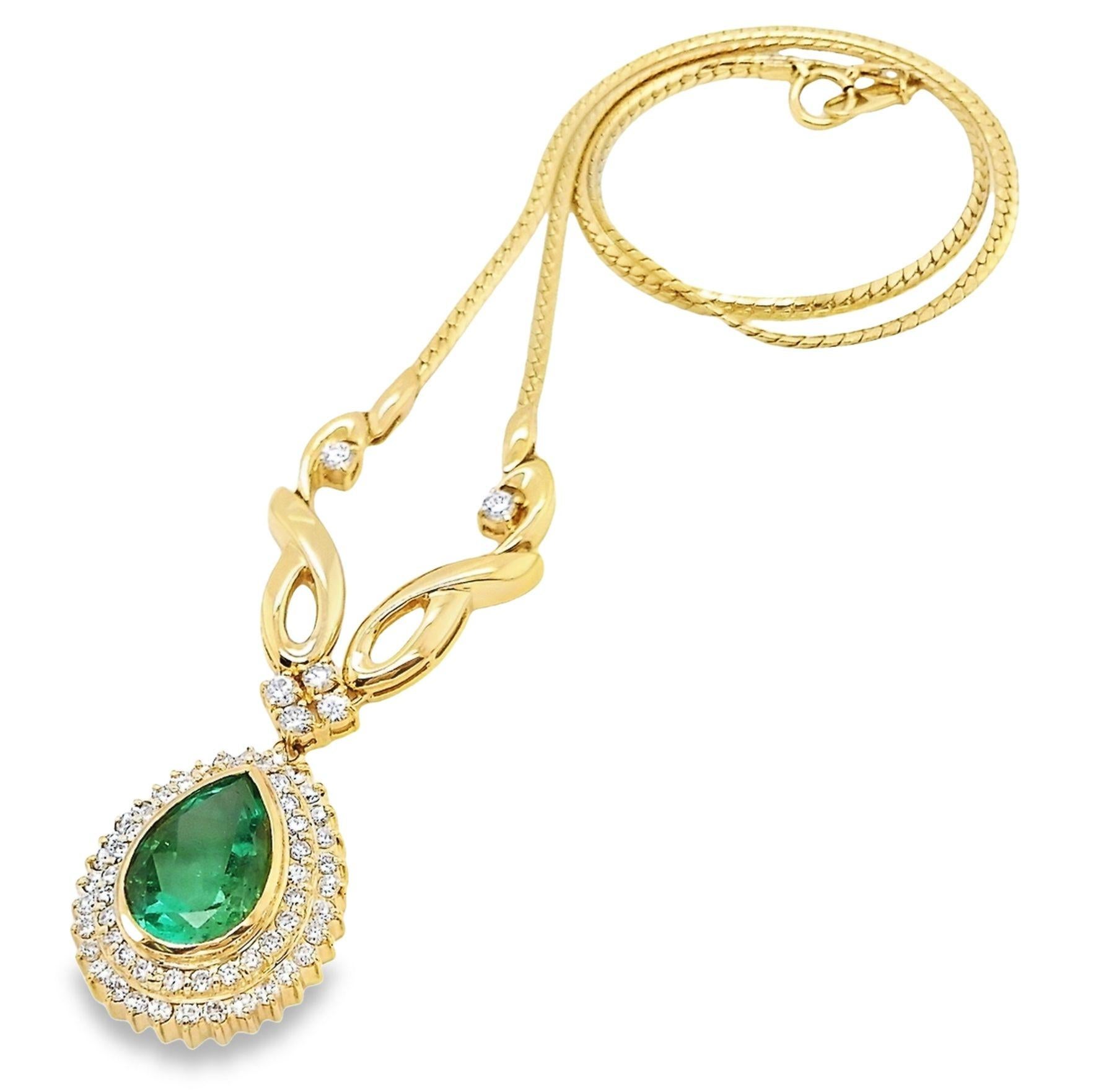 Erhöhen Sie Ihren Stil mit der 5,14-karätigen, intensiv grünen kolumbianischen Smaragd-Halskette von Top Crown Jewelry. Dieses luxuriöse Schmuckstück hängt an einer Kette aus 18 Karat Gelbgold und ist mit 1,46 Karat natürlichen, runden Diamanten im