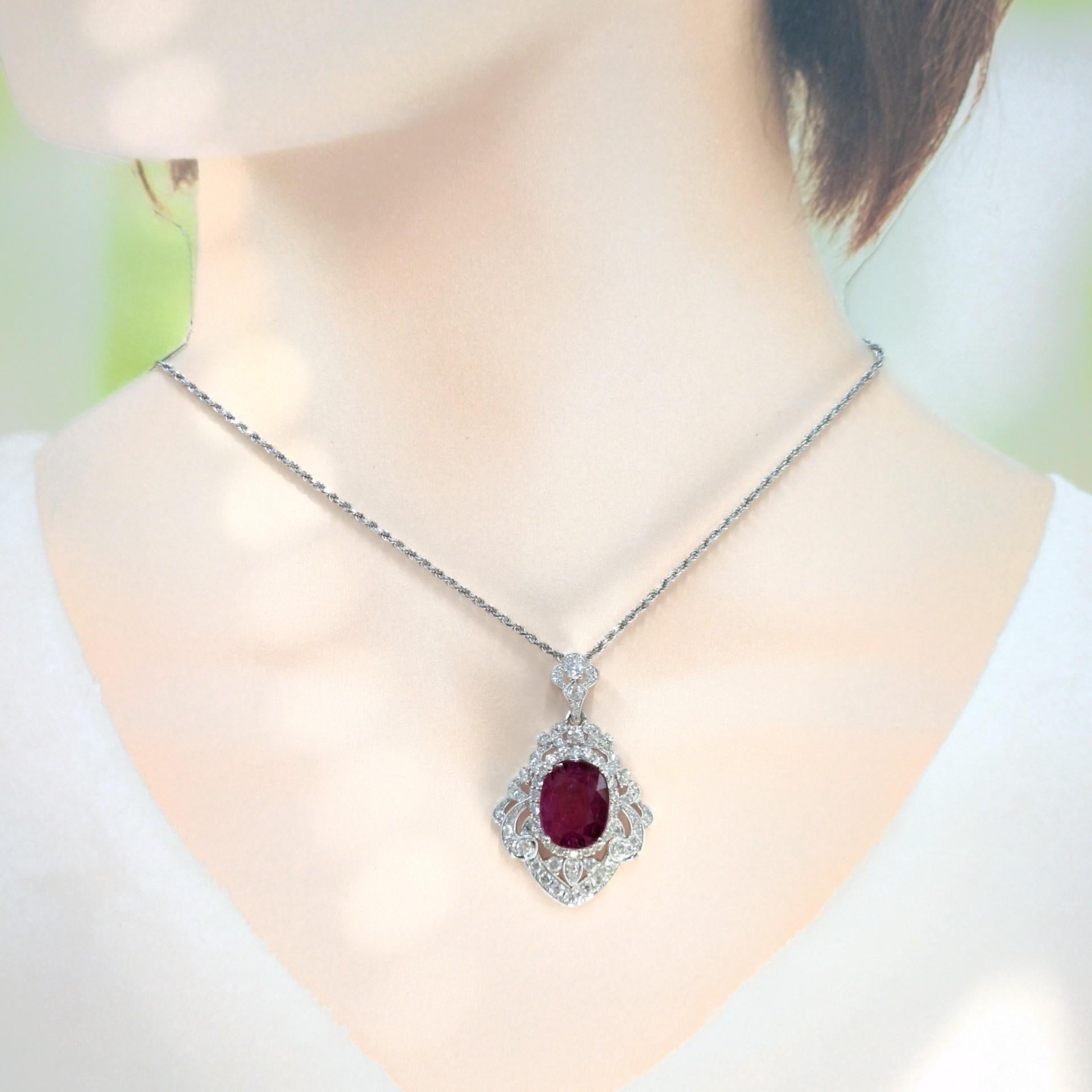 Umwerfende Eleganz in Rubinrot
Dieser exquisite Anhänger zeigt einen atemberaubenden ovalen Rubin von 5,17 Karat, der in einer klassischen Vierzackenfassung gefasst ist. Die intensive purpurrote Farbe des Rubins und seine außergewöhnliche Klarheit