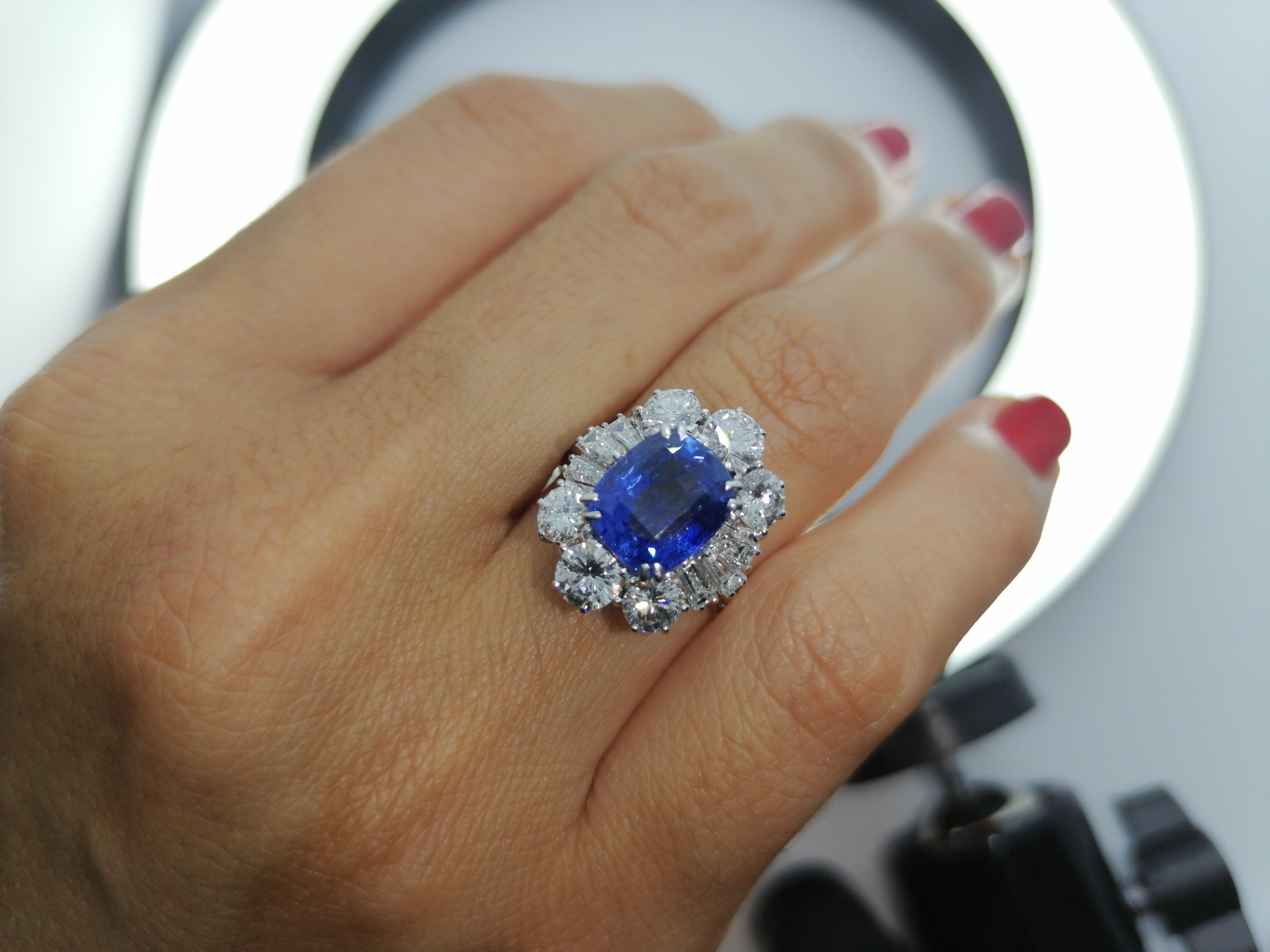 IGI Certified 5.30 Carat Natural Unheated Sapphire Diamond Ring In New Condition In Chicago, IL