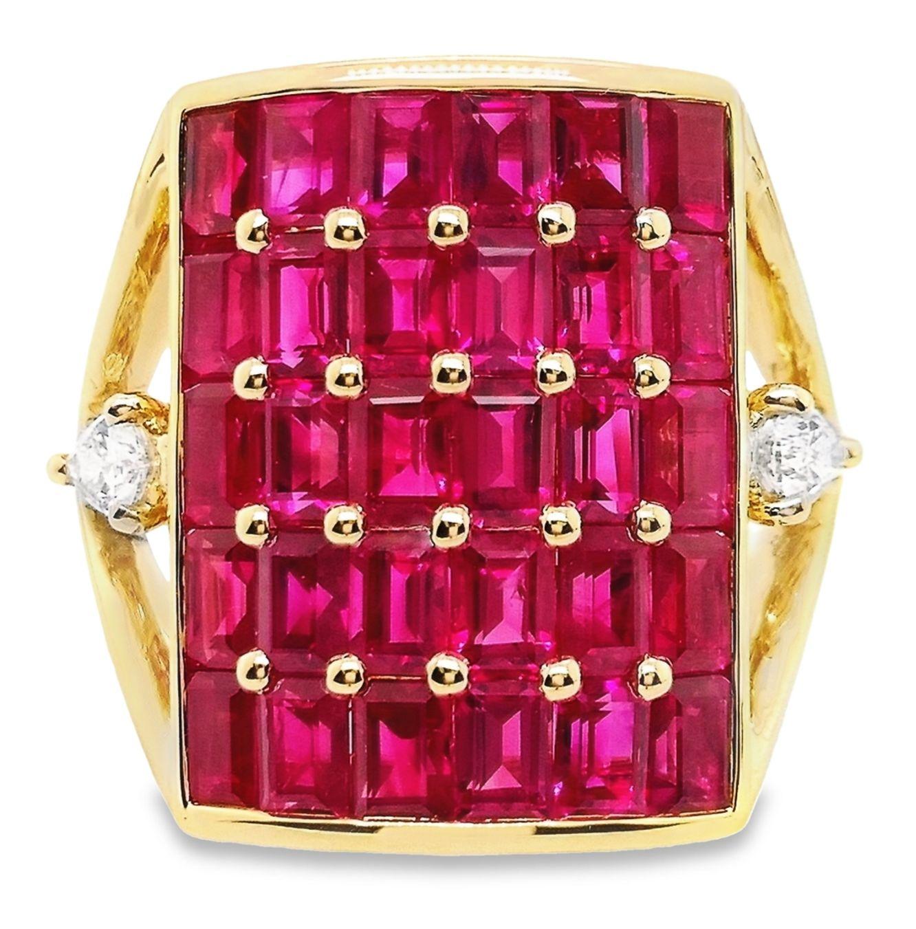 Este exquisito Anillo de Oro Amarillo de 18 quilates está engastado con Rubíes de Birmania Naturales de 5,30 quilates y Diamantes Naturales de 0,21 quilates. El anillo exhibe 30 rubíes en forma de baguette de color rojo rosado intenso, claridad