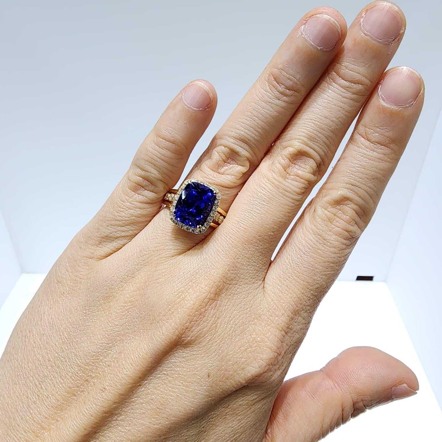 Contemporary IGI Certified 5.31 Carat Tanzanite Diamond Cocktail Ring in 18K Yellow Gold For Sale