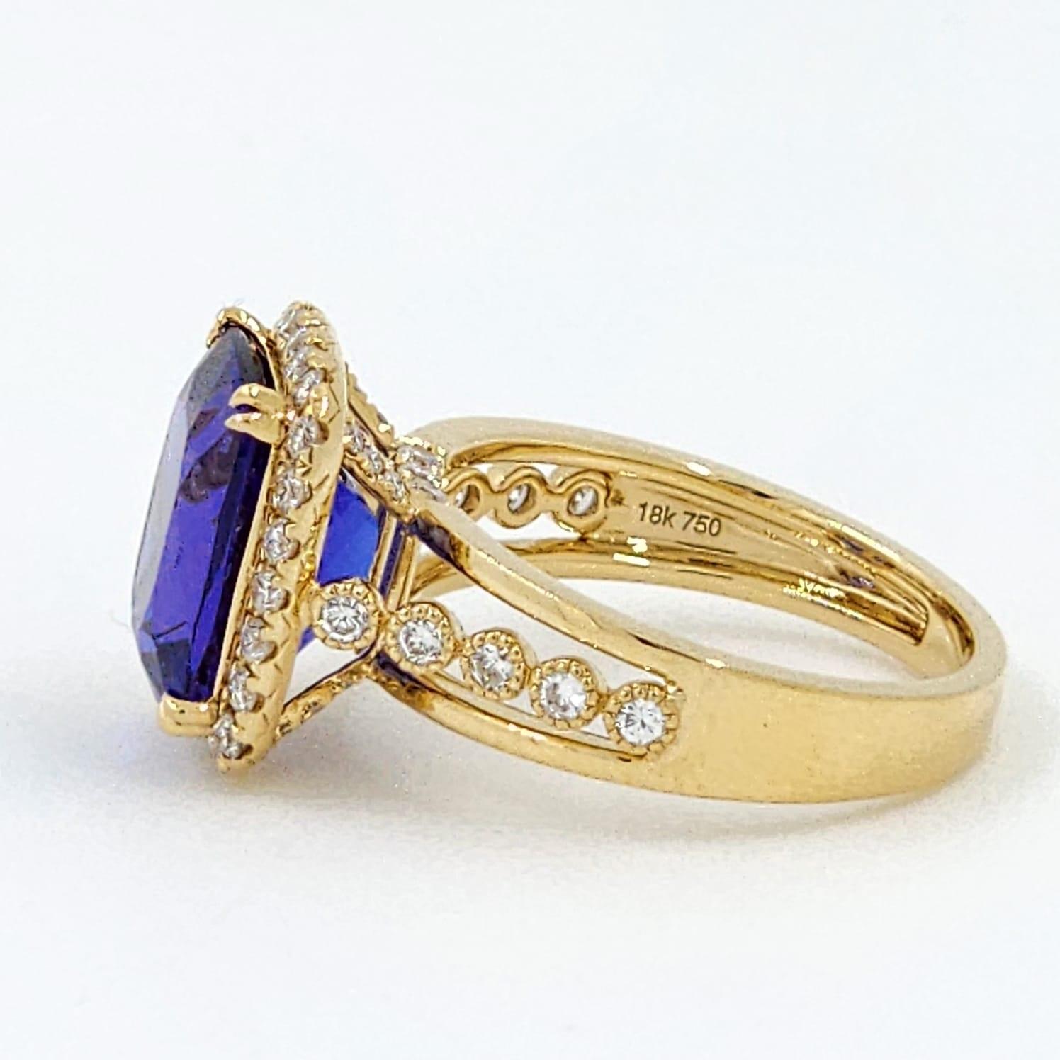 IGI Certified 5.31 Carat Tanzanite Diamond Cocktail Ring in 18K Yellow Gold In New Condition For Sale In Hong Kong, HK