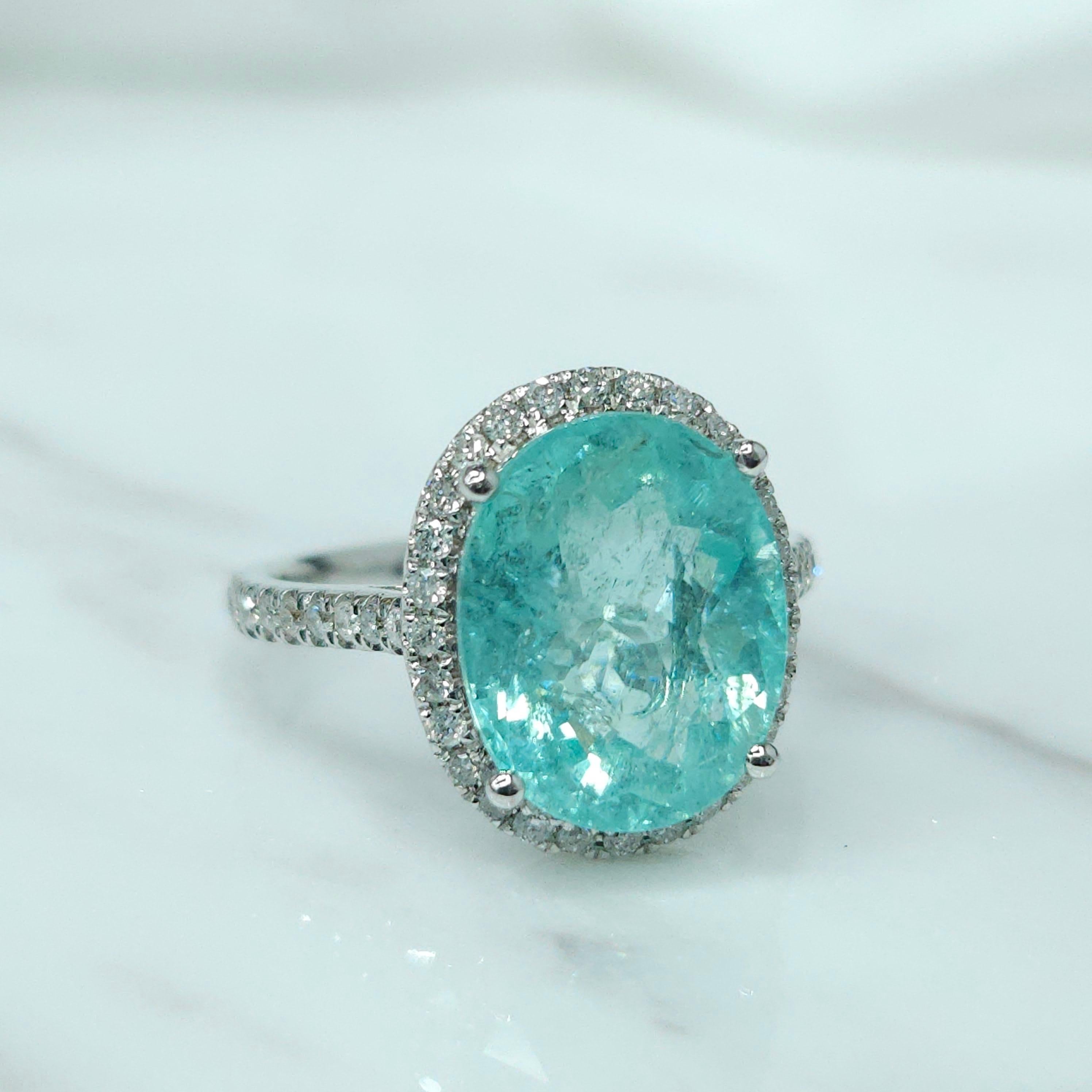 Der IGI-zertifizierte 5.36-Karat-Ring mit natürlichen Parabia und Diamanten ist ein außergewöhnliches Kunstwerk und besticht durch zeitlose Eleganz und fesselnde Schönheit. Dieser außergewöhnliche Ring präsentiert einen faszinierenden natürlichen