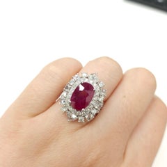 IGI-zertifiziert 5.50 Karat  Ring mit Rubin und Diamant aus 18 Karat Weißgold