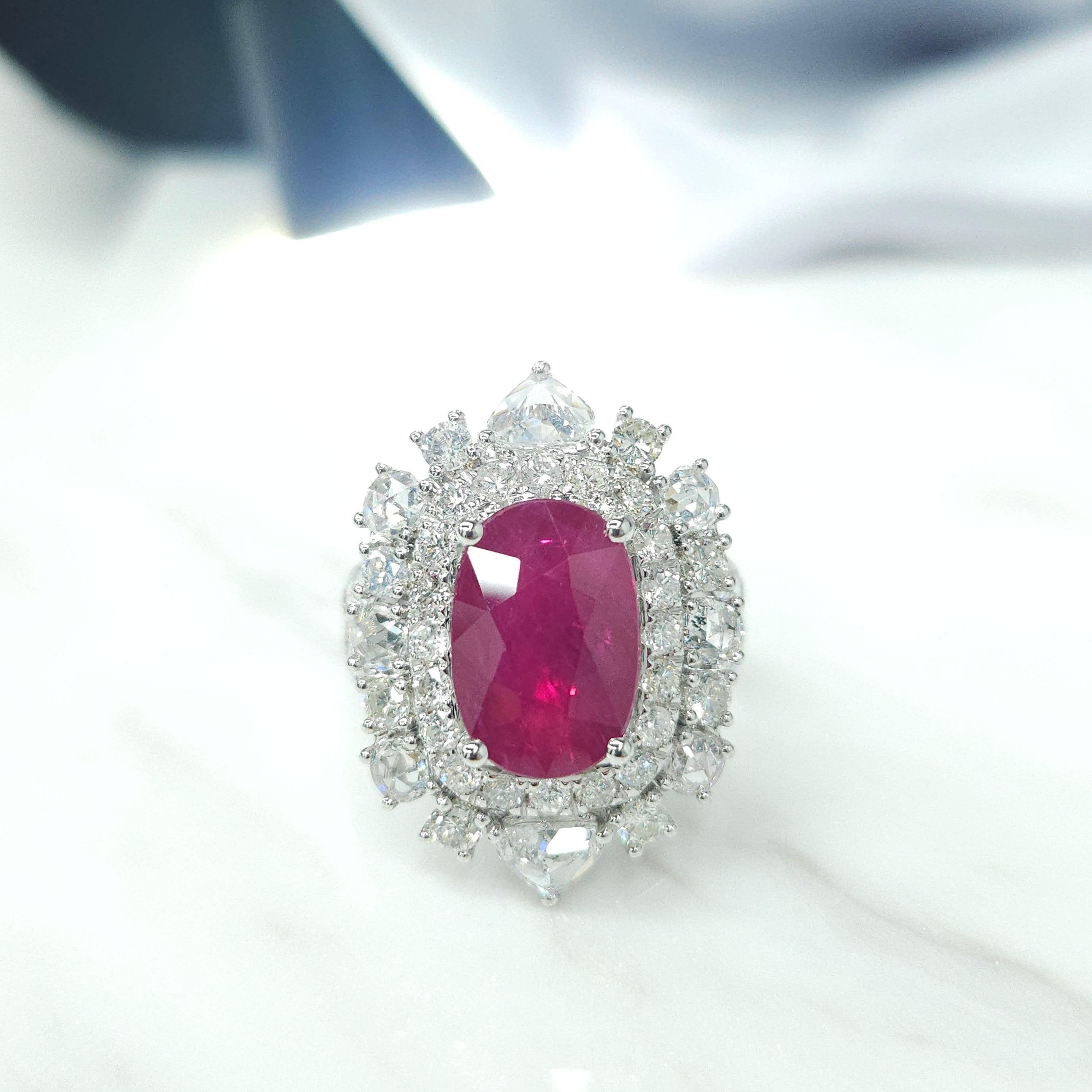 IGI Certified 5.50 Carat  Ruby & Diamond Ring in 18K White Gold In New Condition For Sale In KOWLOON, HK