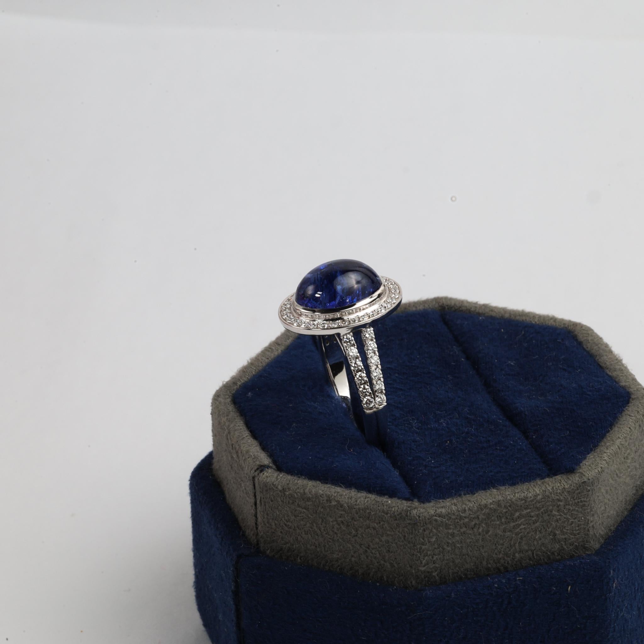Anillo con halo de tanzanita y diamantes de talla oval natural de 5,51 ct con certificado IGI en venta 4