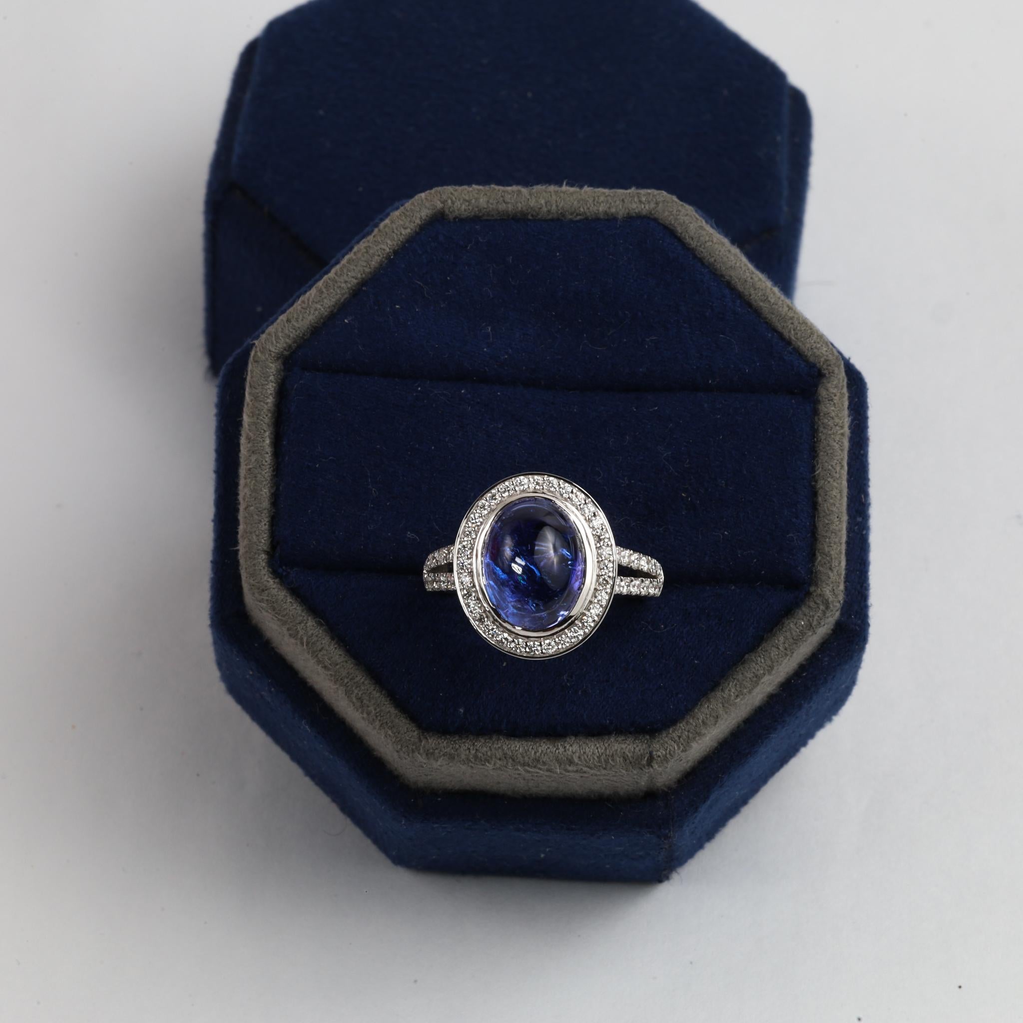 Anillo con halo de tanzanita y diamantes de talla oval natural de 5,51 ct con certificado IGI en venta 2