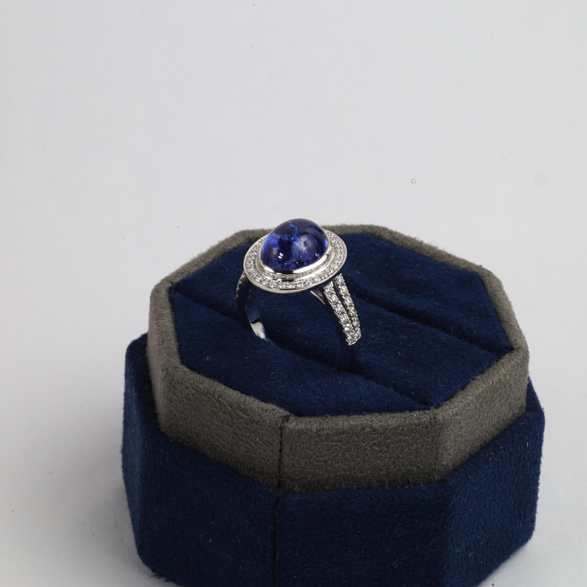 Anillo con halo de tanzanita y diamantes de talla oval natural de 5,51 ct con certificado IGI en venta 3