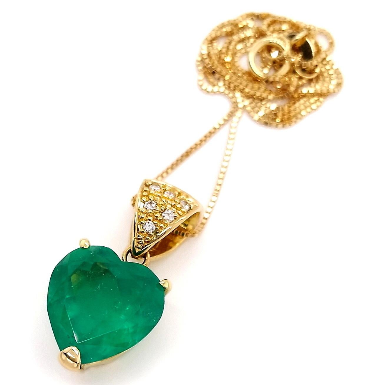 Dieser prächtige herzförmige kolumbianische Smaragdanhänger von Top Crown Jewelry hat eine intensive bläulich-grüne, feine Farbqualität und ist mit natürlichen, runden Brillanten geschmückt, die an einer leicht verzierten Kette aus 18 Karat Gelbgold