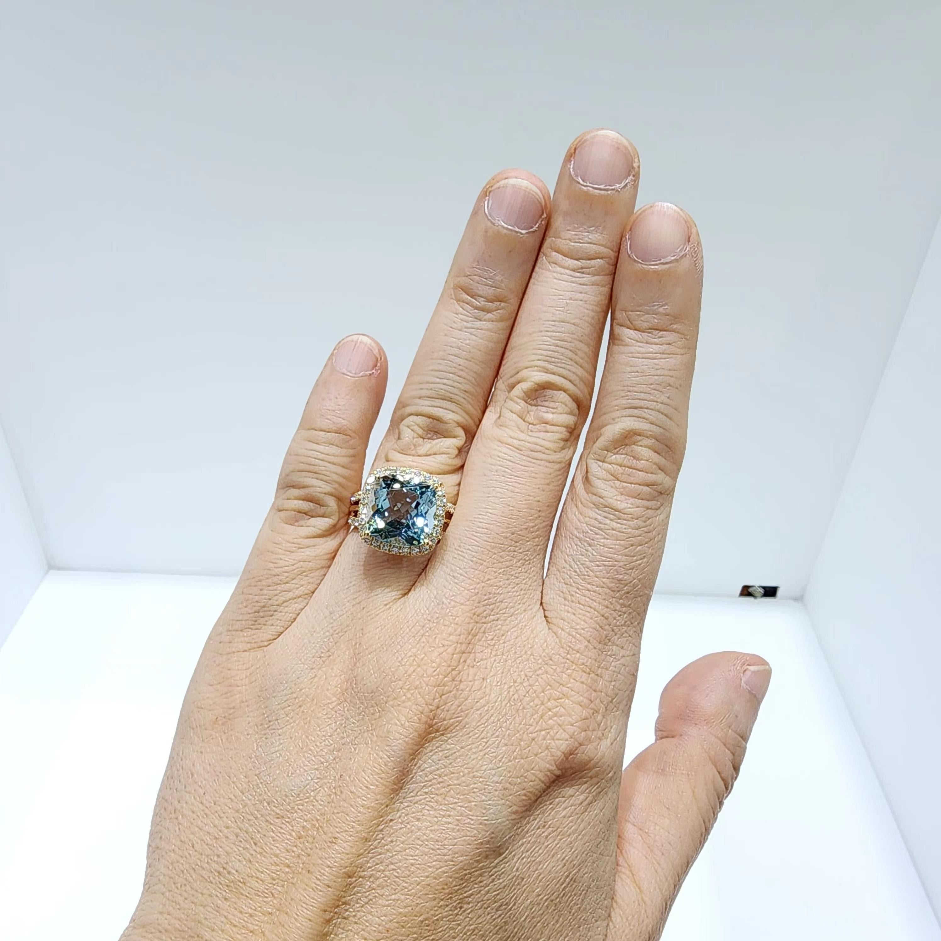 Contemporary IGI Certified 5.69 Carat Aquamarine Diamond Cocktail Ring in 18K Yellow Gold For Sale