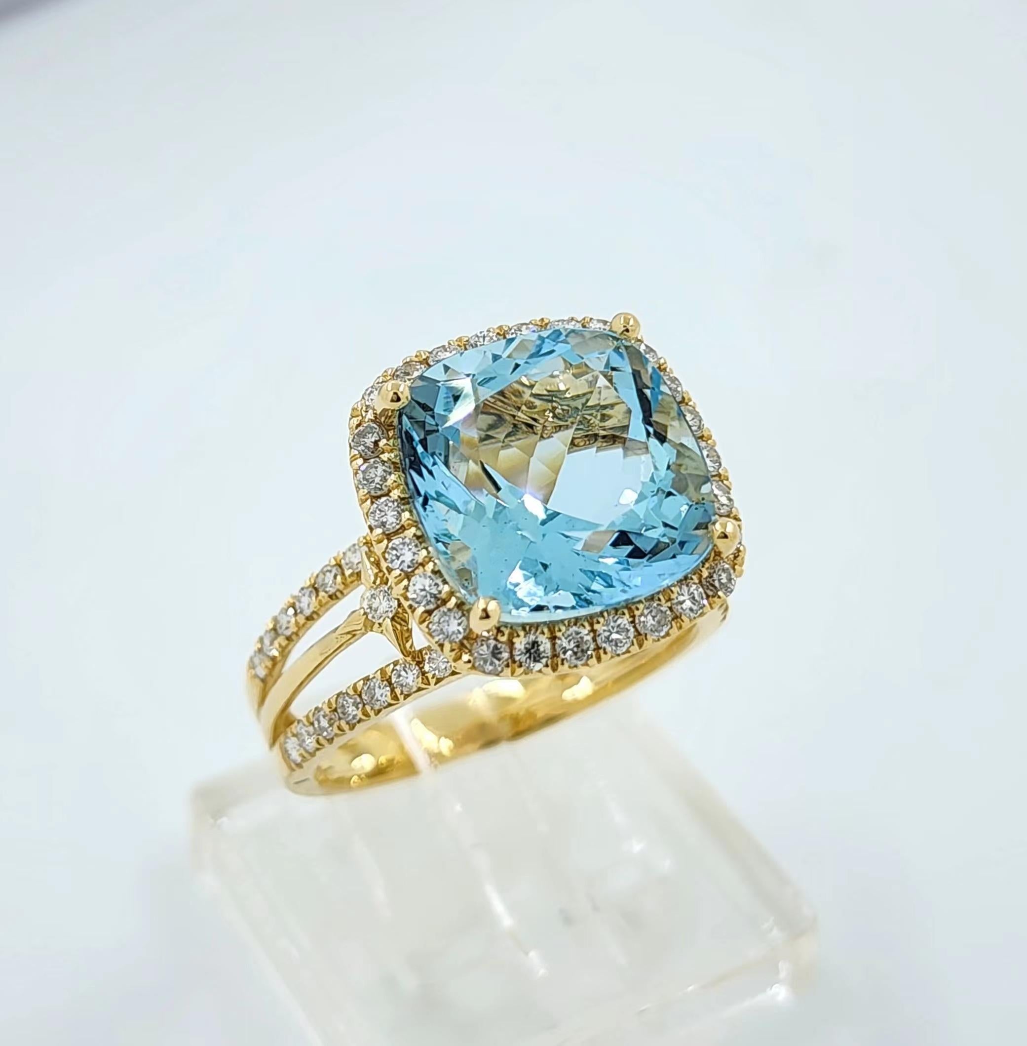 Women's IGI Certified 5.69 Carat Aquamarine Diamond Cocktail Ring in 18K Yellow Gold For Sale