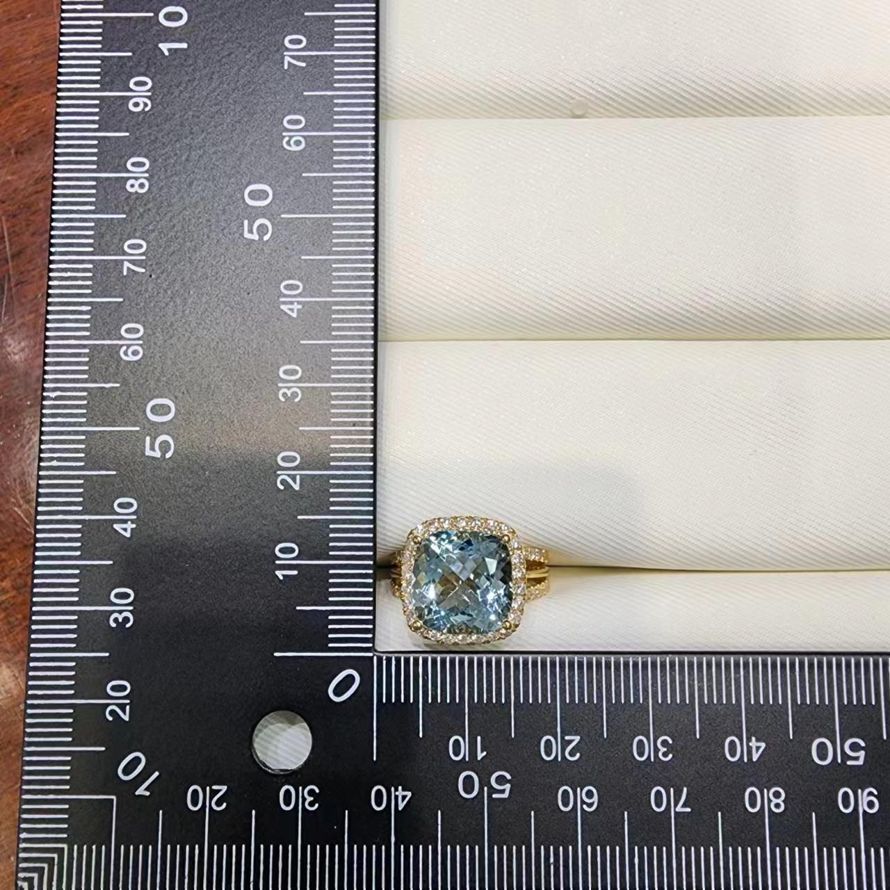 IGI Certified 5.69 Carat Aquamarine Diamond Cocktail Ring in 18K Yellow Gold For Sale 3