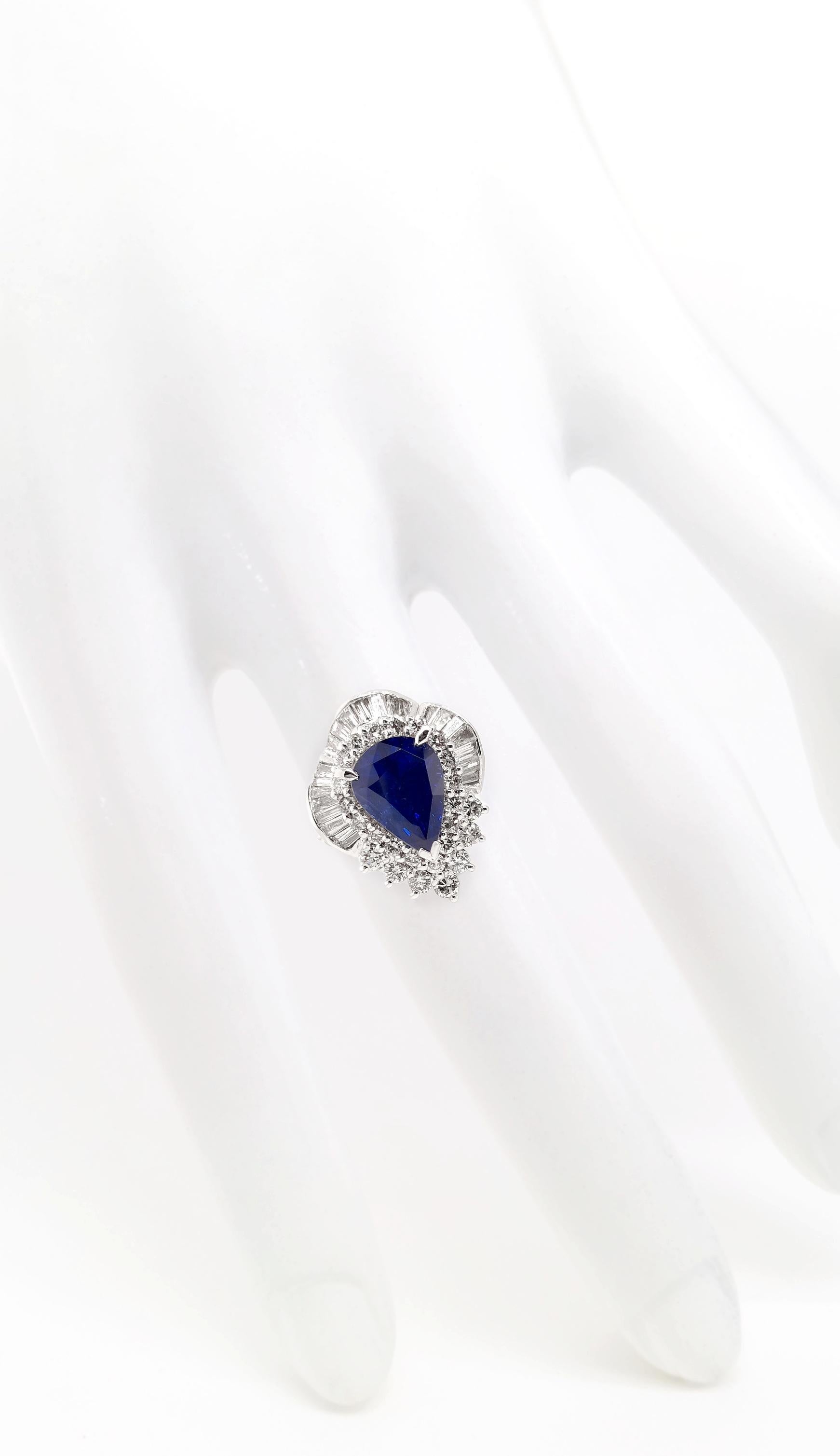 IGI Certified 5.79ct Kashmir Sapphire Vivid Blue 1.73ct Diamonds Platinum Ring In New Condition For Sale In Hong Kong, HK