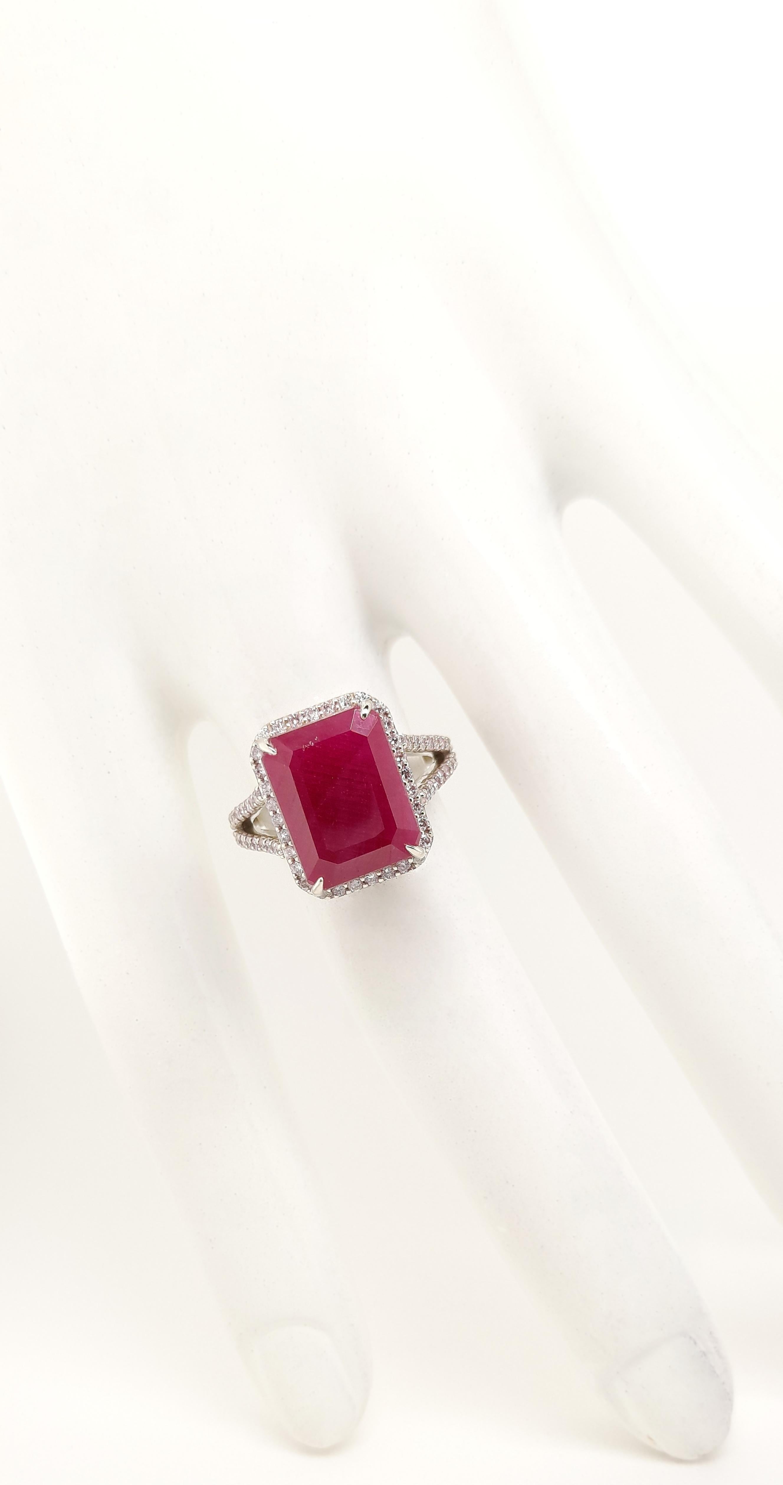 IGI Certified 5.85 Carat Not-Treated Ruby 14k White Gold Ring In New Condition In Ramat Gan, IL