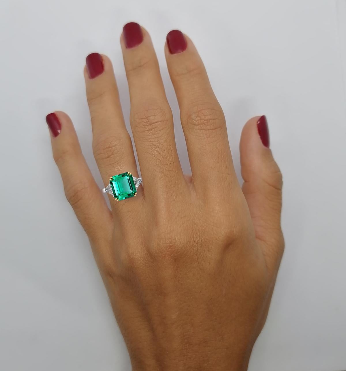 An exquisite emerald cut diamond ring with a beautiful handmade in Italy solid 18 carats white gold mounting that is composed by emerald cut diamonds at each side all very clear and full of brilliance.

The main stone is totally white faced consider