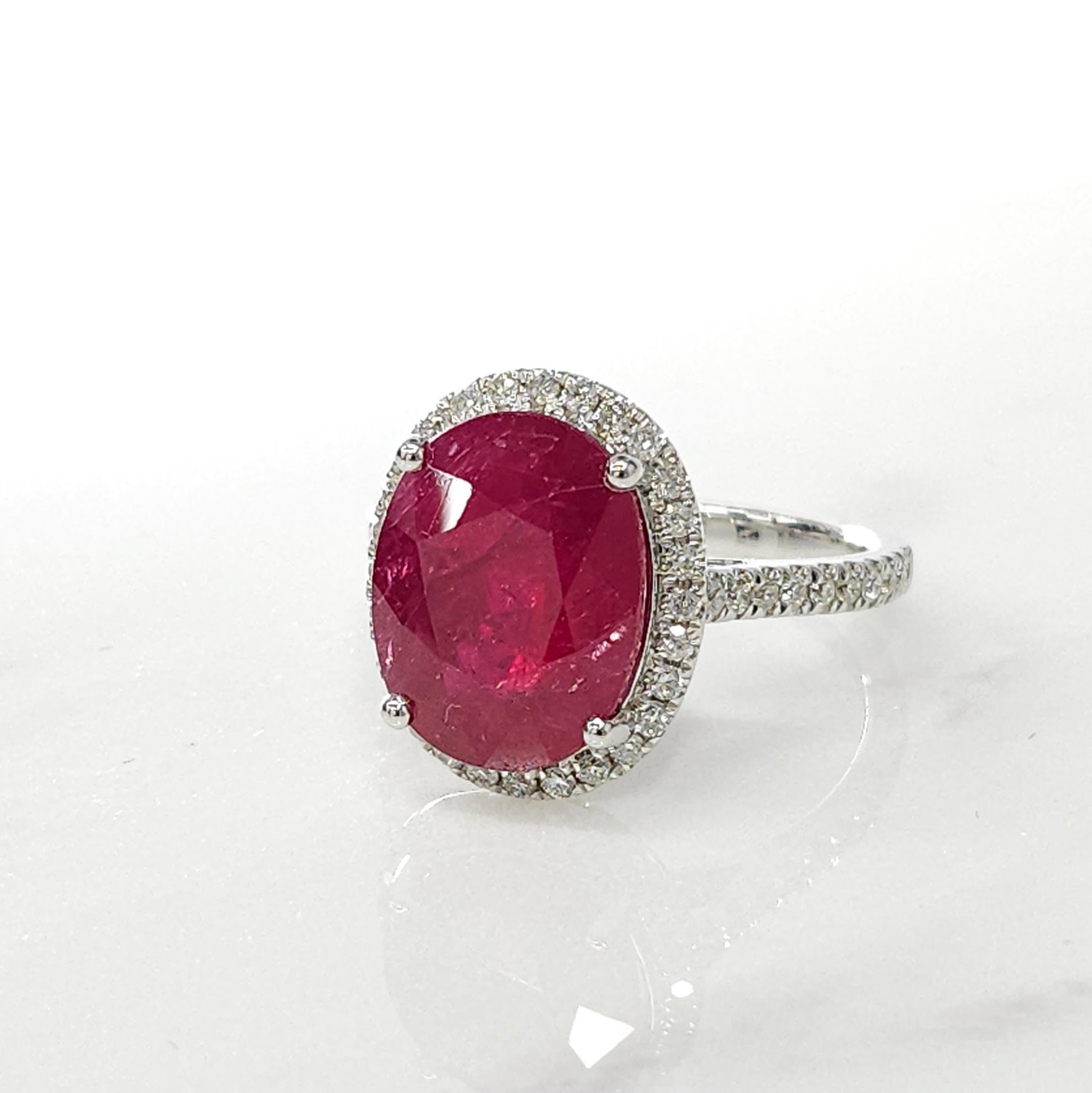 IGI Certified 5.90 Carat Ruby & Diamond Ring in 18K White Gold In New Condition For Sale In KOWLOON, HK