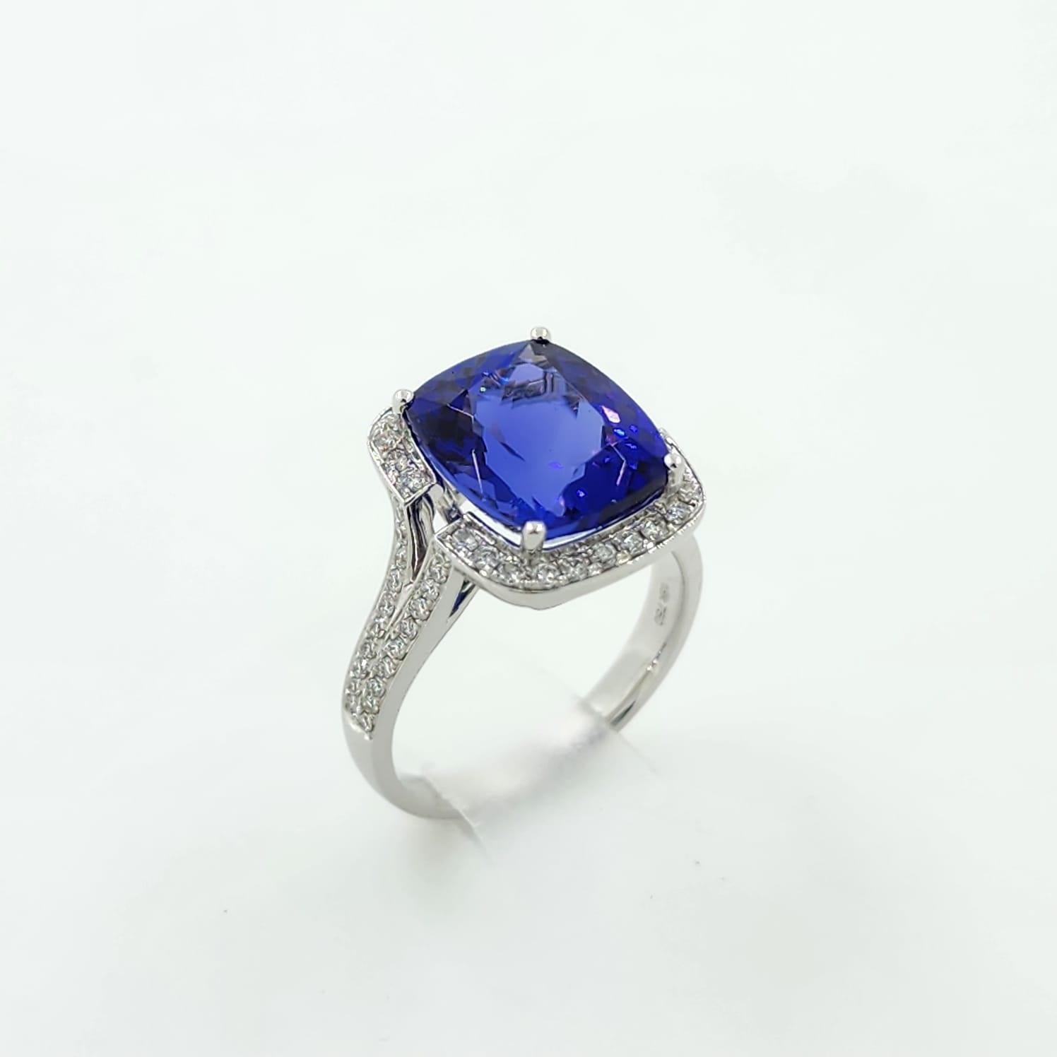 IGI Certified 6.08 Carat Tanzanite Diamond Cocktail Ring in 18K White Gold In New Condition For Sale In Hong Kong, HK