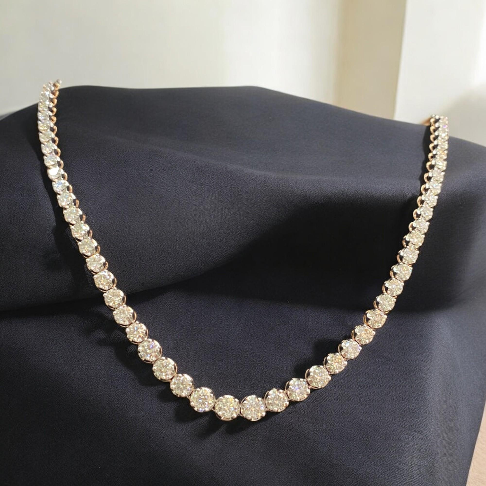 Le collier tennis classique de 6,60 cts de diamants ronds taillés en brillant et gradués en or rose 14 carats est une pièce de joaillerie fine éblouissante, parfaite pour les occasions spéciales telles que les fiançailles, les mariages ou les