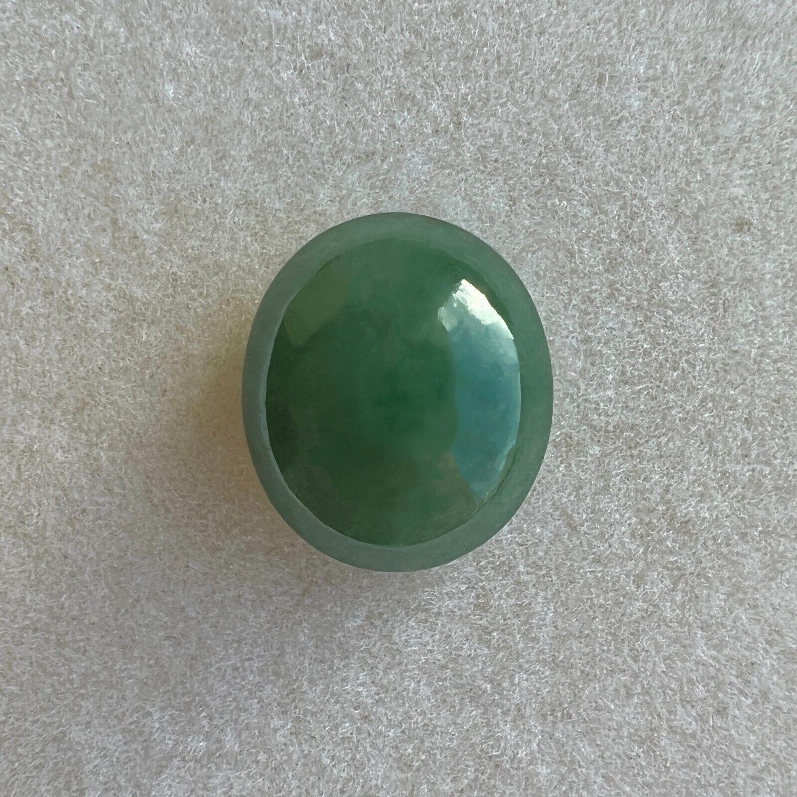 IGI Certified 6.67Ct Natural Green Jadeite Jade 'A' Grade Oval Cabochon Gem

Pierre précieuse en jadéite verte non traitée de grade A, certifiée par l'IGI.
Grande pierre de 6,67 carats avec une excellente coupe ovale en cabochon et une couleur verte